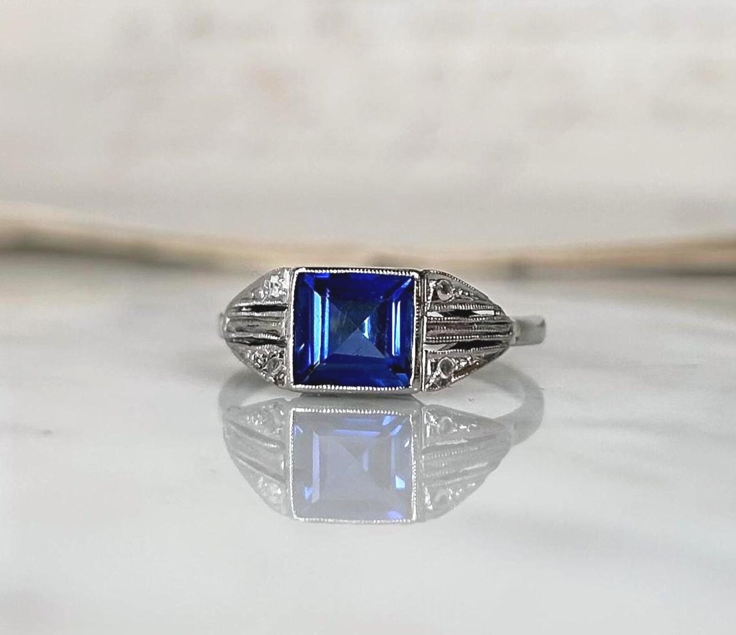 Bague ancienne or blanc 18k saphir de synthèse et diamants taille rose,  bijou ancien français vers 1920