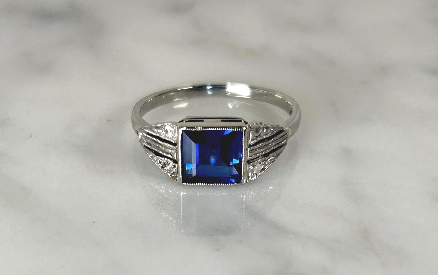 Bague ancienne or blanc 18k saphir de synthèse et diamants taille rose,  bijou ancien français vers 1920