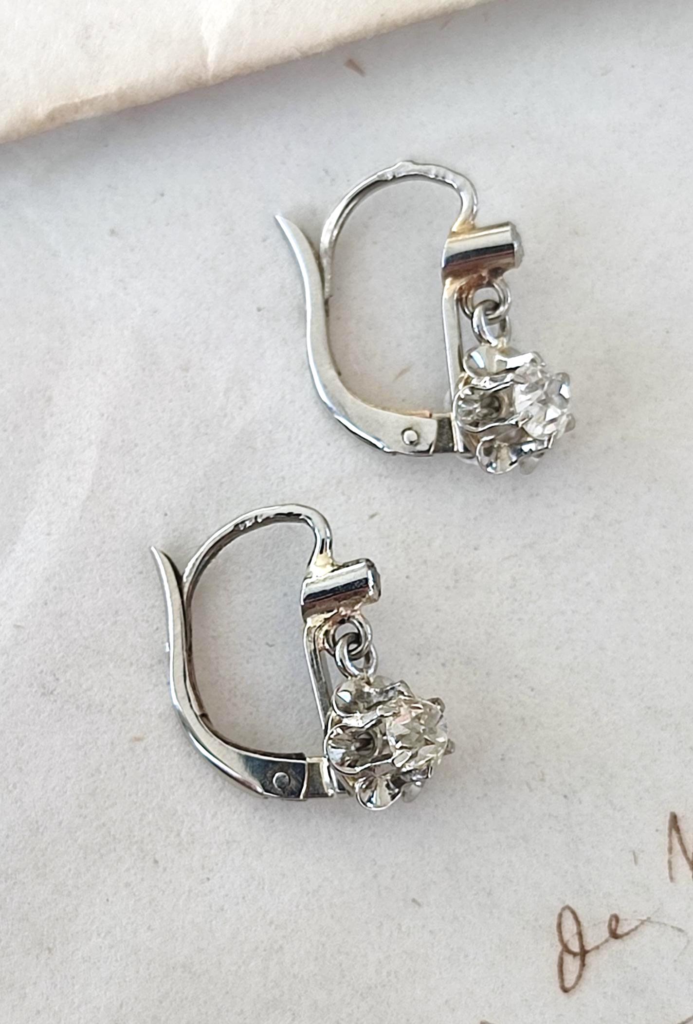 Dormeuses en or blanc 18k et diamants taille ancienne 0,4 ct - Motif fleur