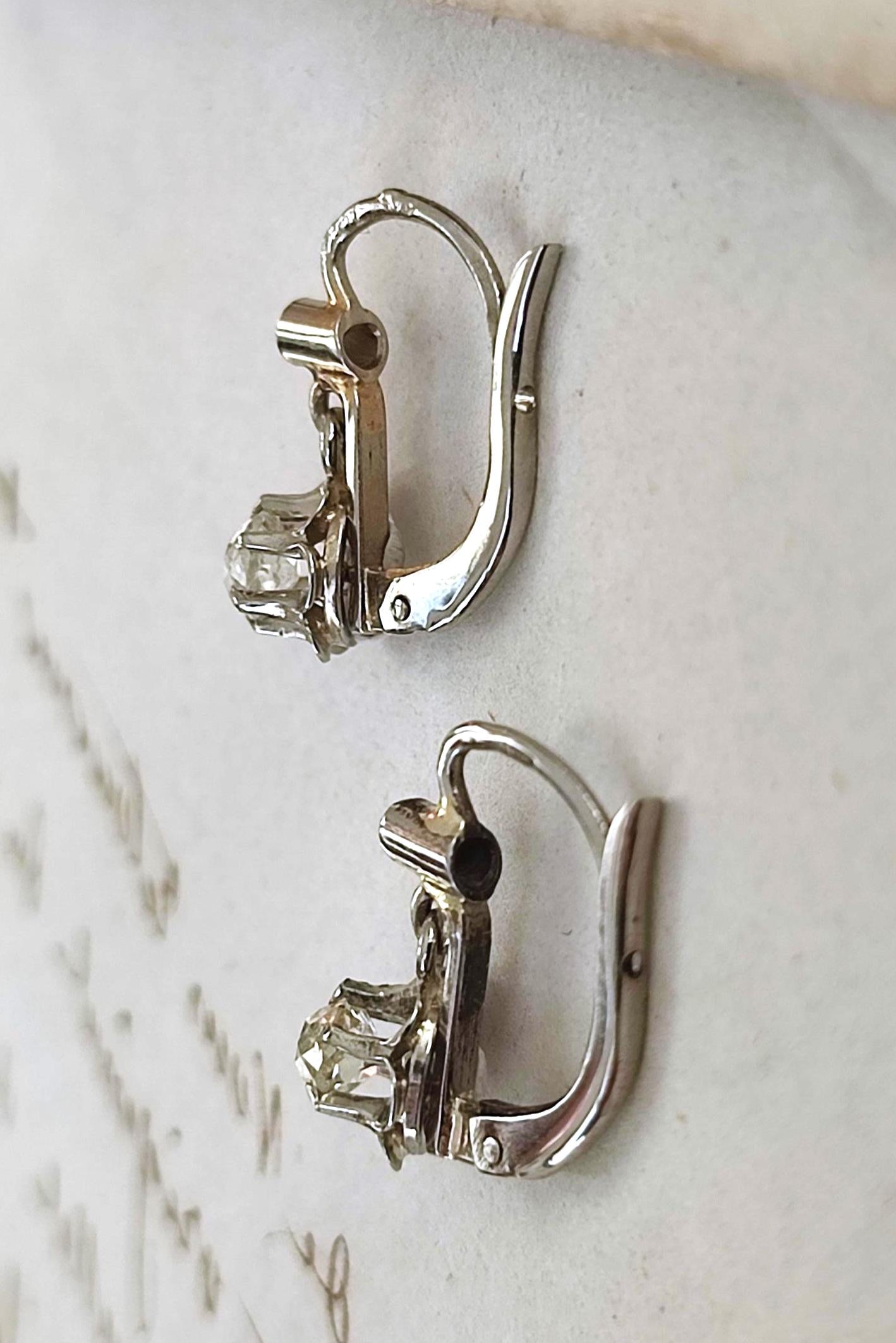 Dormeuses en or blanc 18k et diamants taille ancienne 0,4 ct - Motif fleur