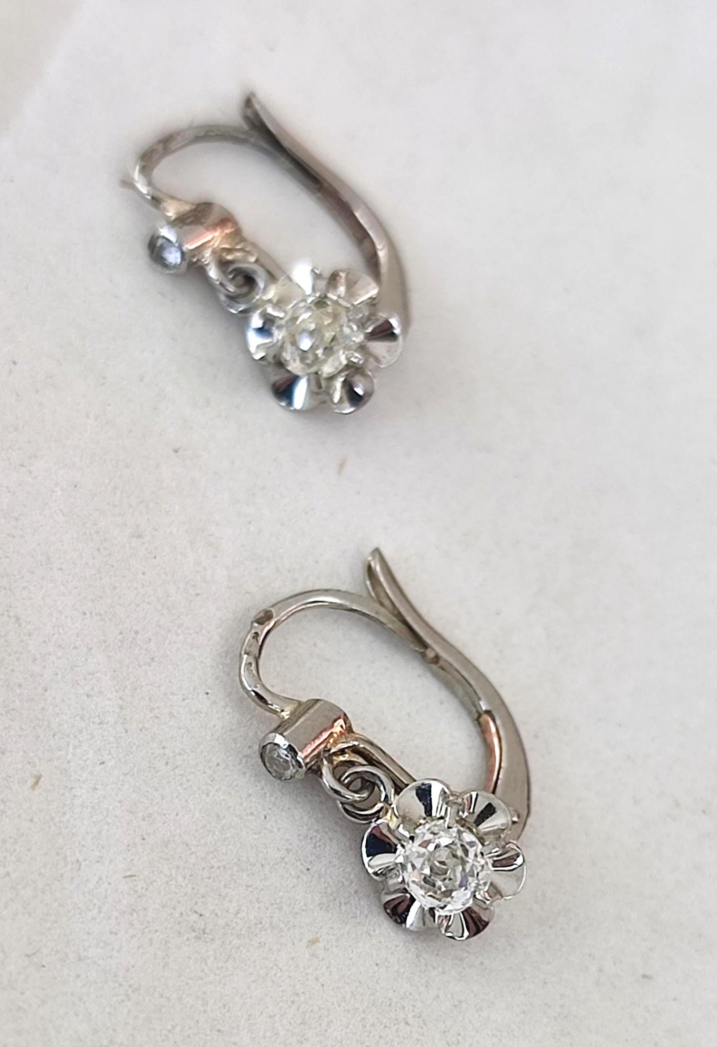 Dormeuses en or blanc 18k et diamants taille ancienne 0,4 ct - Motif fleur