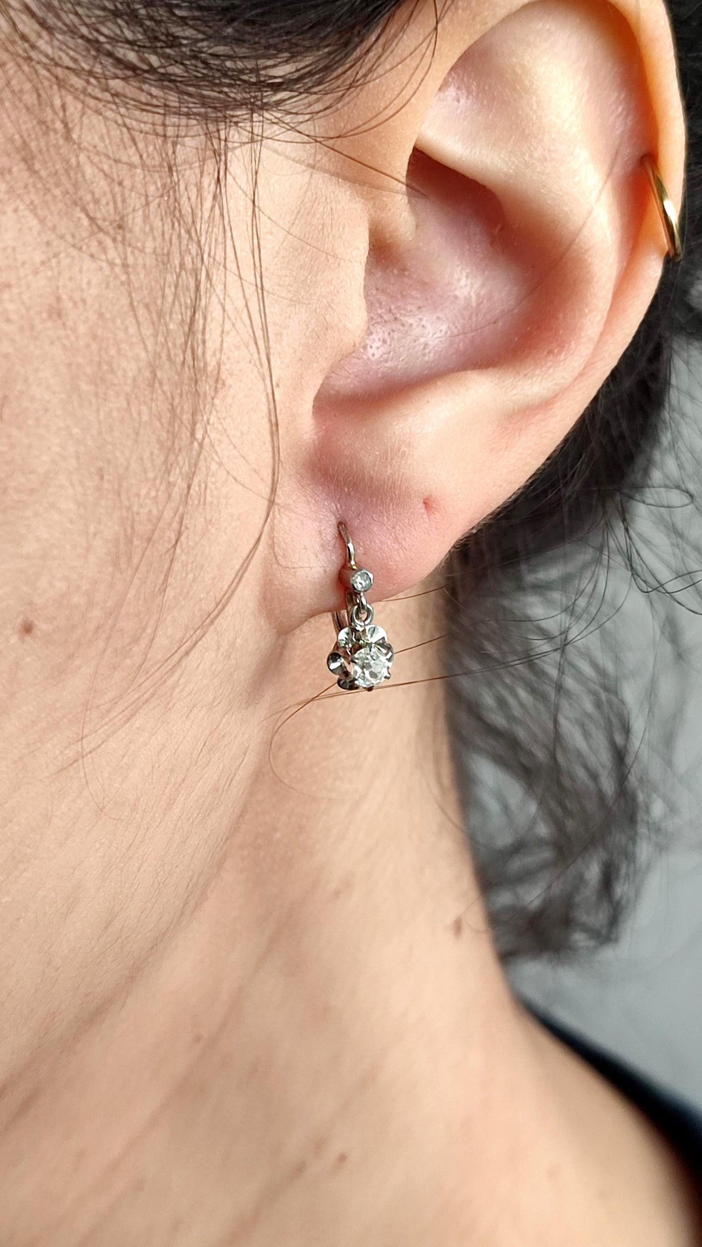 Dormeuses en or blanc 18k et diamants taille ancienne 0,4 ct - Motif fleur