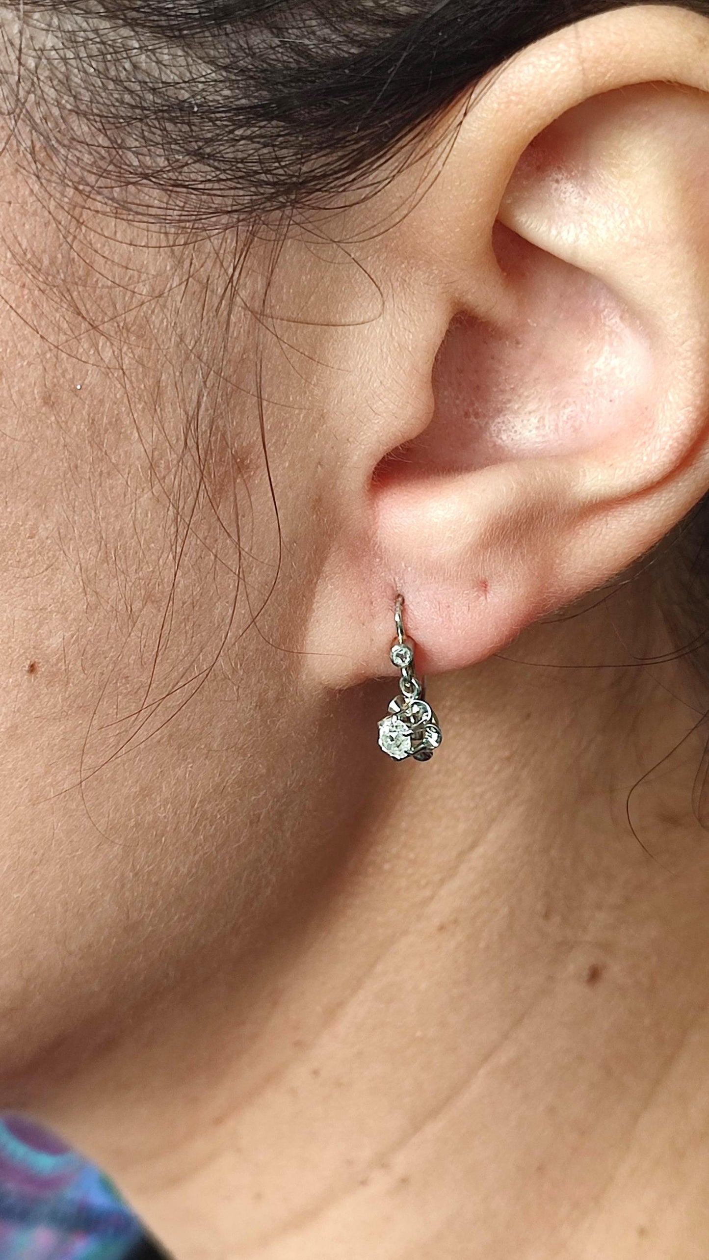 Dormeuses en or blanc 18k et diamants taille ancienne 0,4 ct - Motif fleur