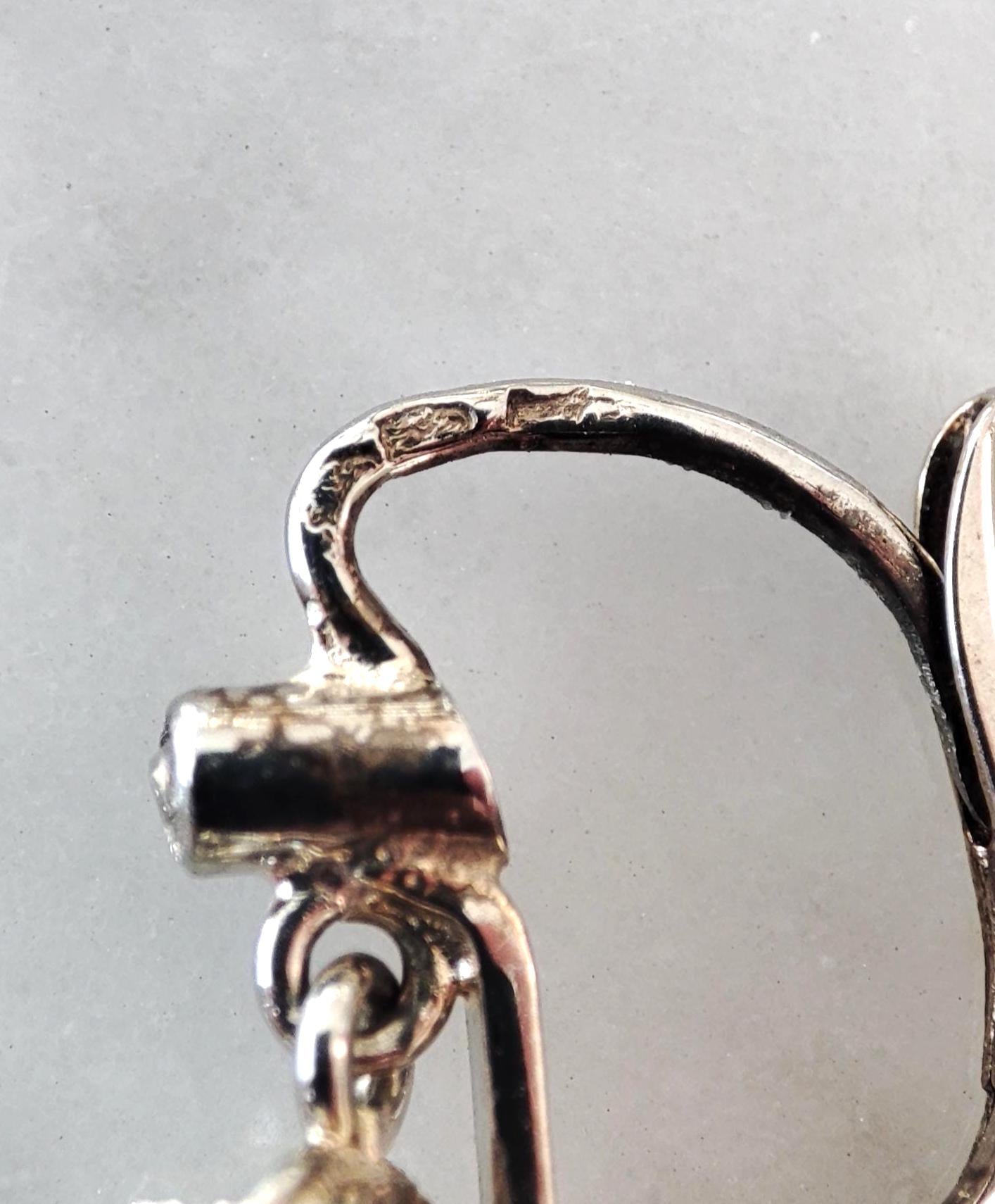 Dormeuses en or blanc 18k et diamants taille ancienne 0,4 ct - Motif fleur