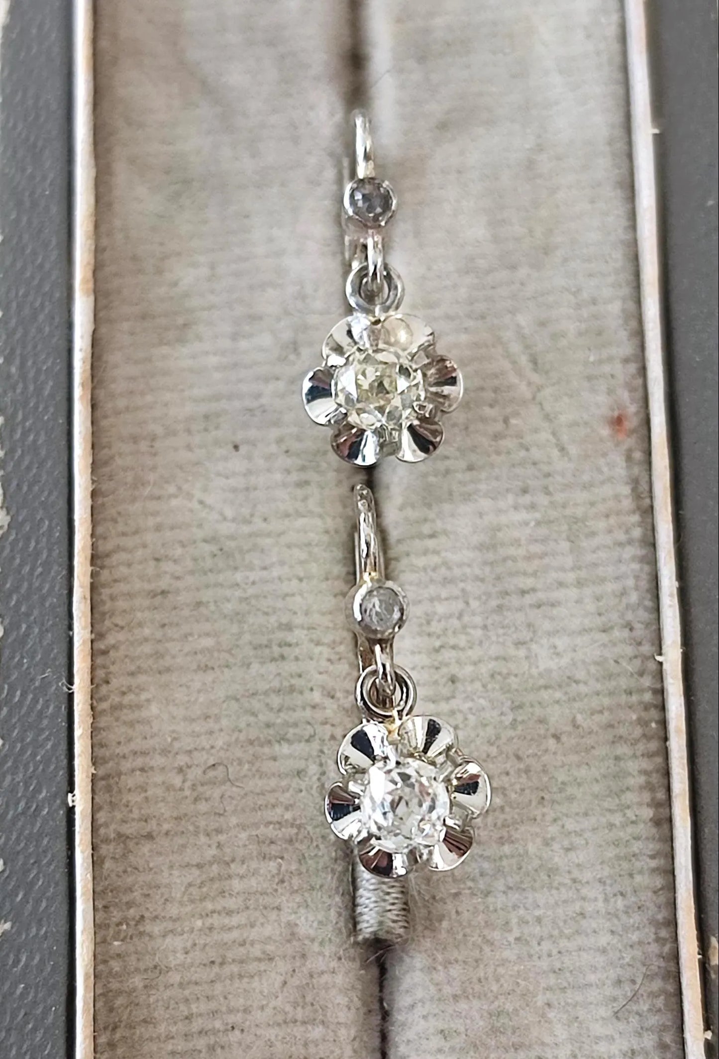 Dormeuses en or blanc 18k et diamants taille ancienne 0,4 ct - Motif fleur