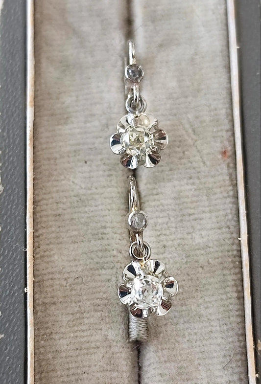 Dormeuses en or blanc 18k et diamants taille ancienne 0,4 ct - Motif fleur