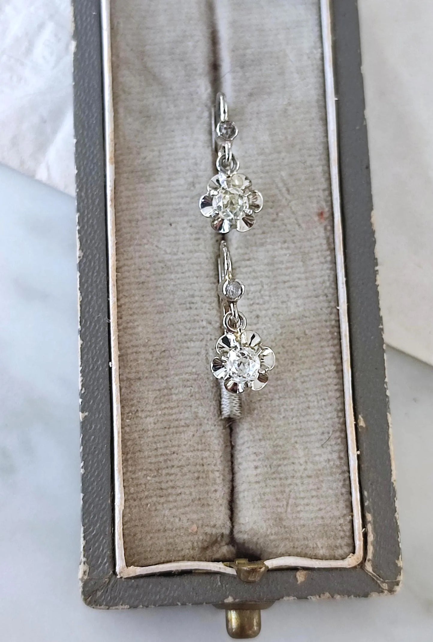 Dormeuses en or blanc 18k et diamants taille ancienne 0,4 ct - Motif fleur