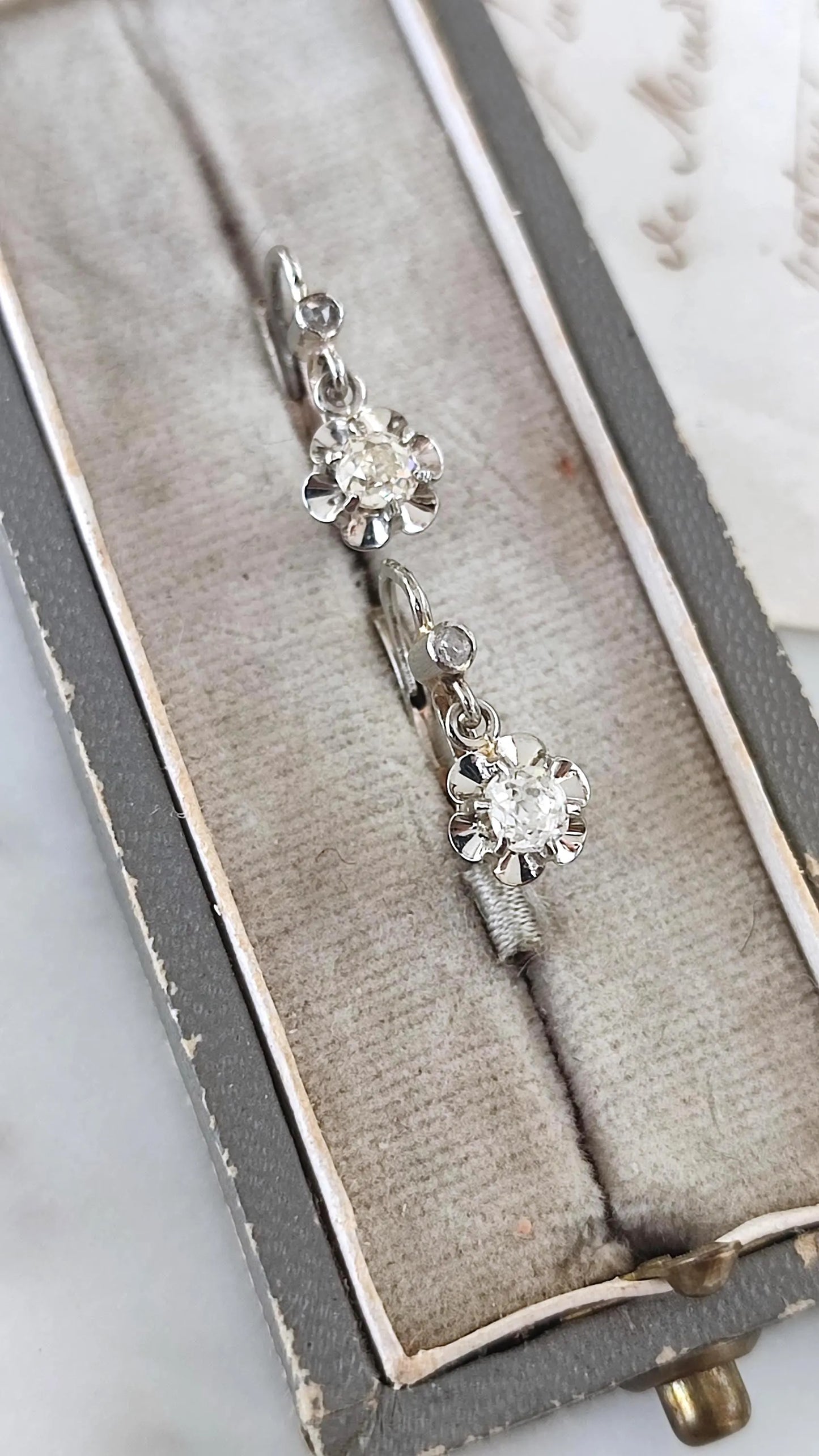 Dormeuses en or blanc 18k et diamants taille ancienne 0,4 ct - Motif fleur