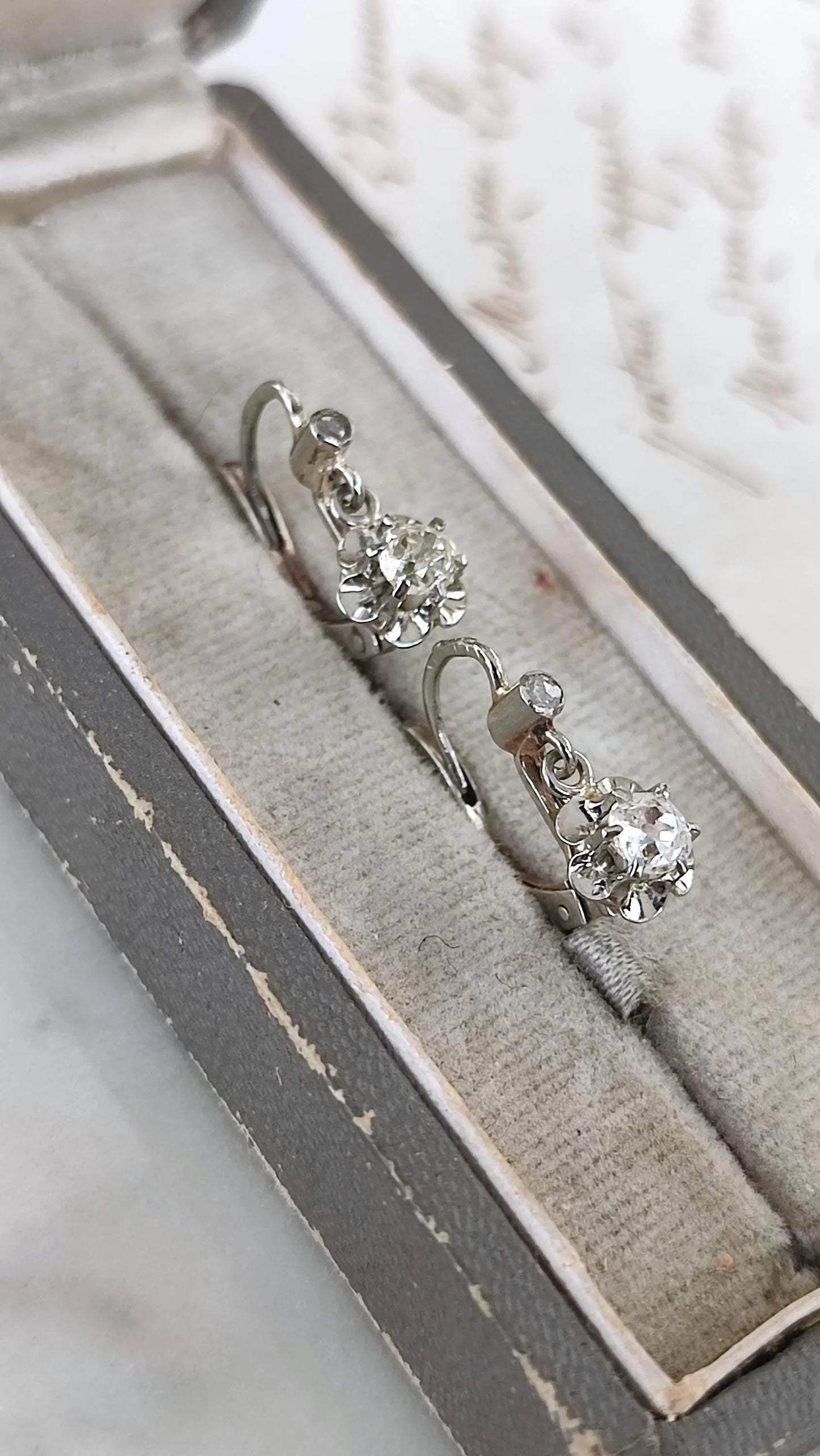 Dormeuses en or blanc 18k et diamants taille ancienne 0,4 ct - Motif fleur