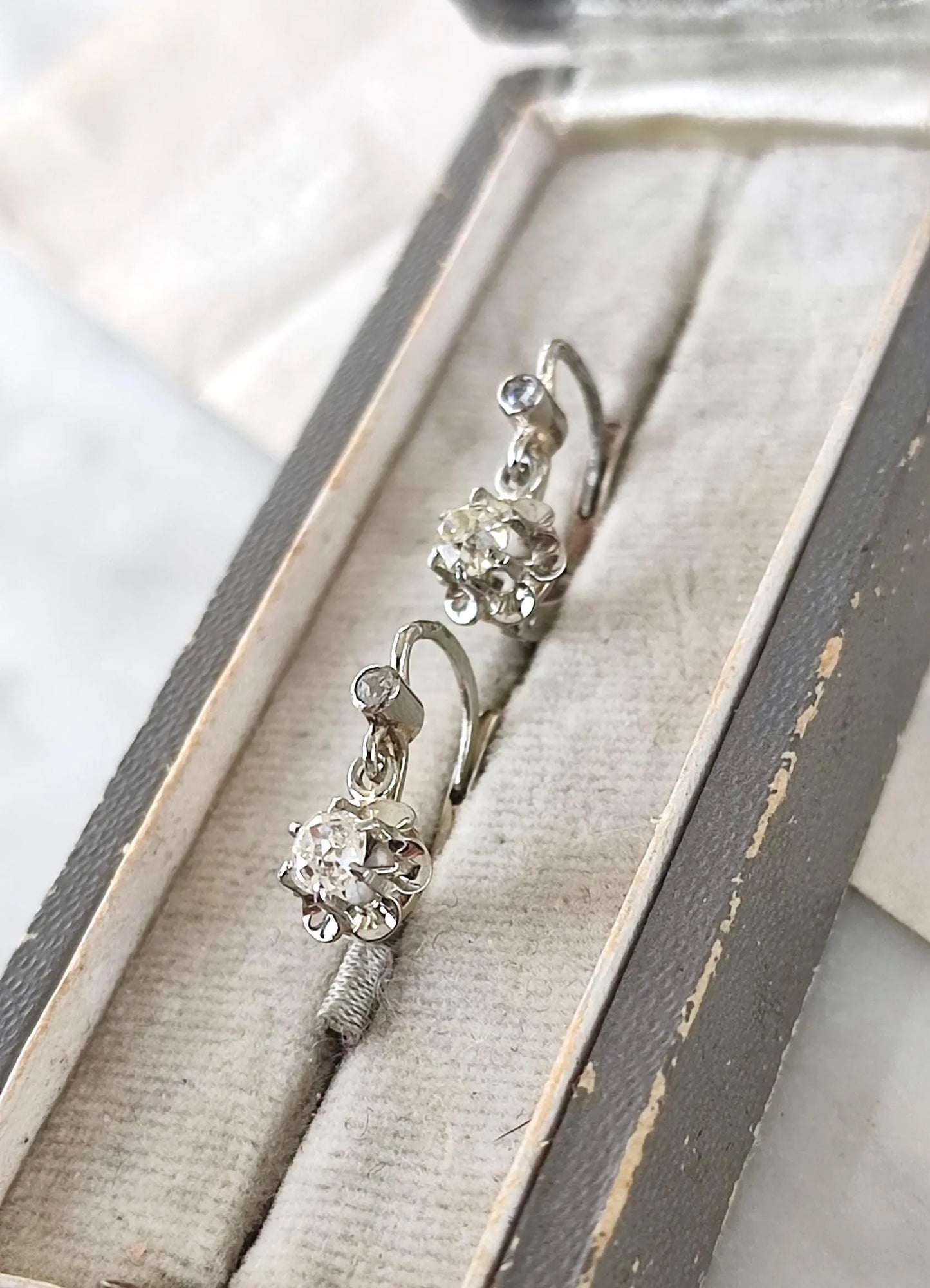 Dormeuses en or blanc 18k et diamants taille ancienne 0,4 ct - Motif fleur