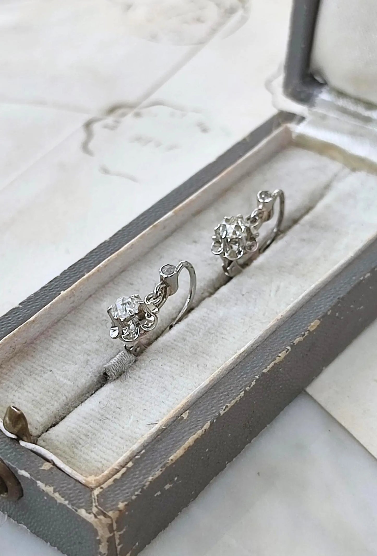 Dormeuses en or blanc 18k et diamants taille ancienne 0,4 ct - Motif fleur