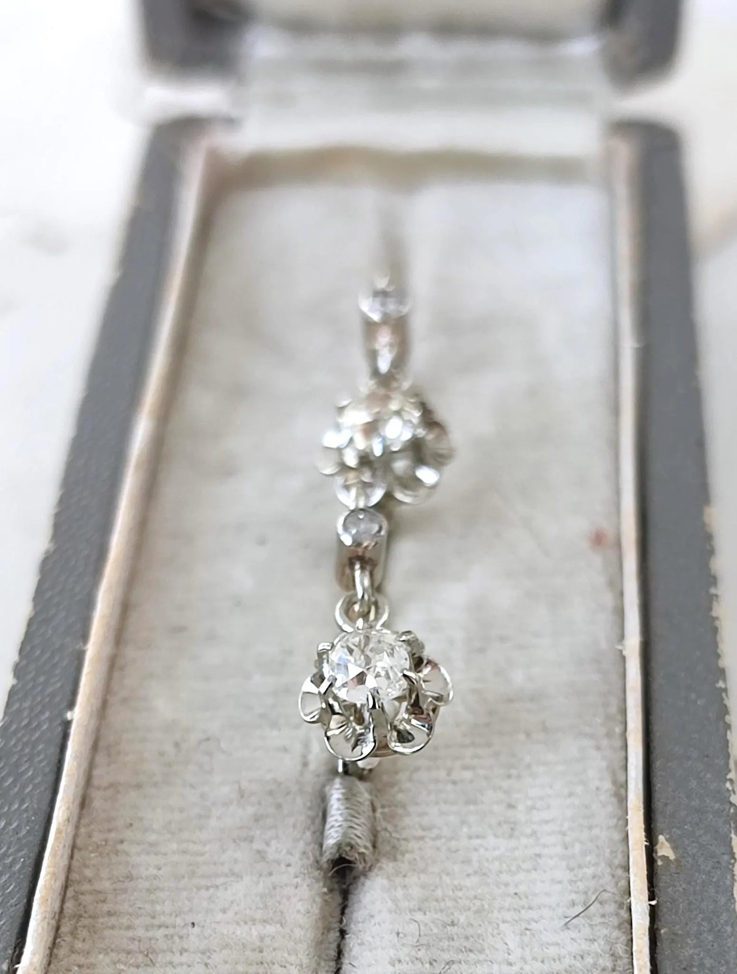 Dormeuses en or blanc 18k et diamants taille ancienne 0,4 ct - Motif fleur