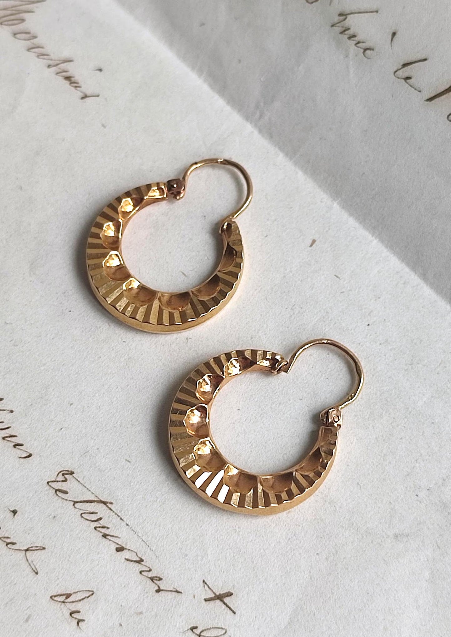 Créoles vintage texturées striées en or jaune 18k, élégantes boucles d’oreilles anciennes