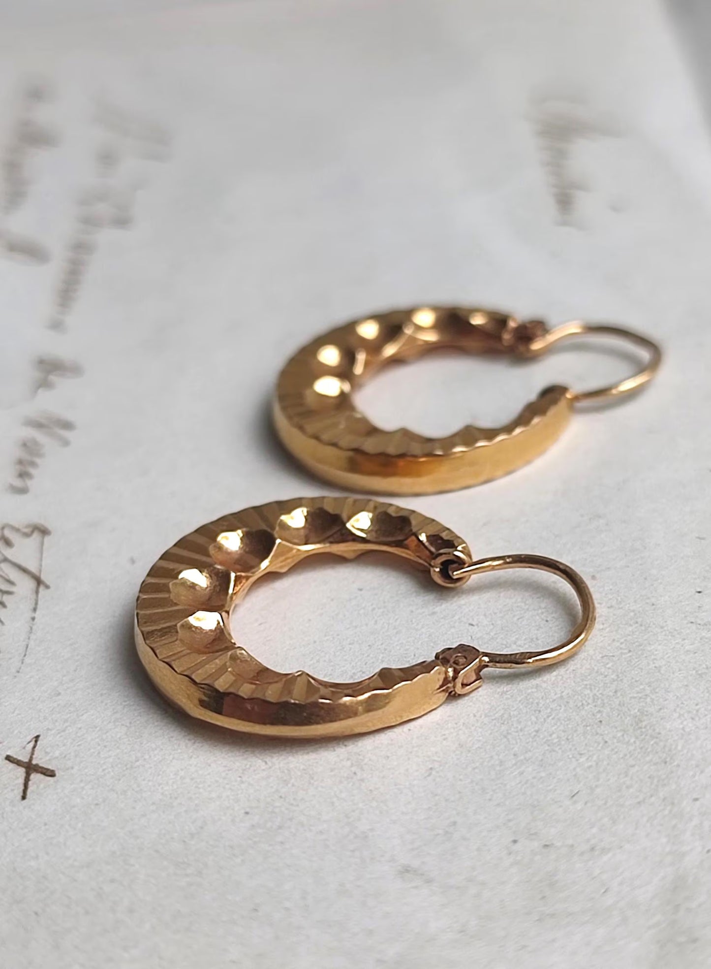 Créoles vintage texturées striées en or jaune 18k, élégantes boucles d’oreilles anciennes