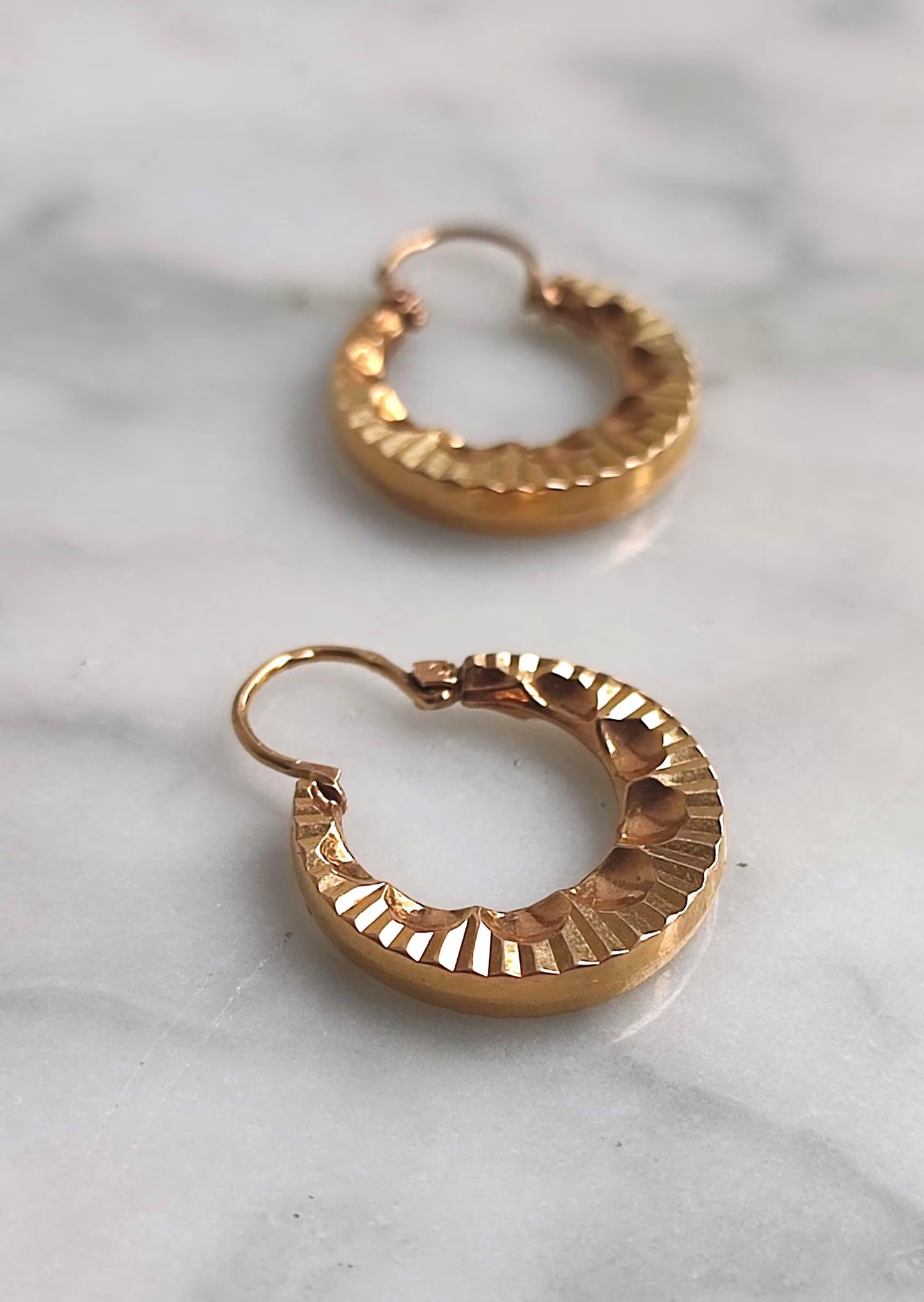 Créoles vintage texturées striées en or jaune 18k, élégantes boucles d’oreilles anciennes