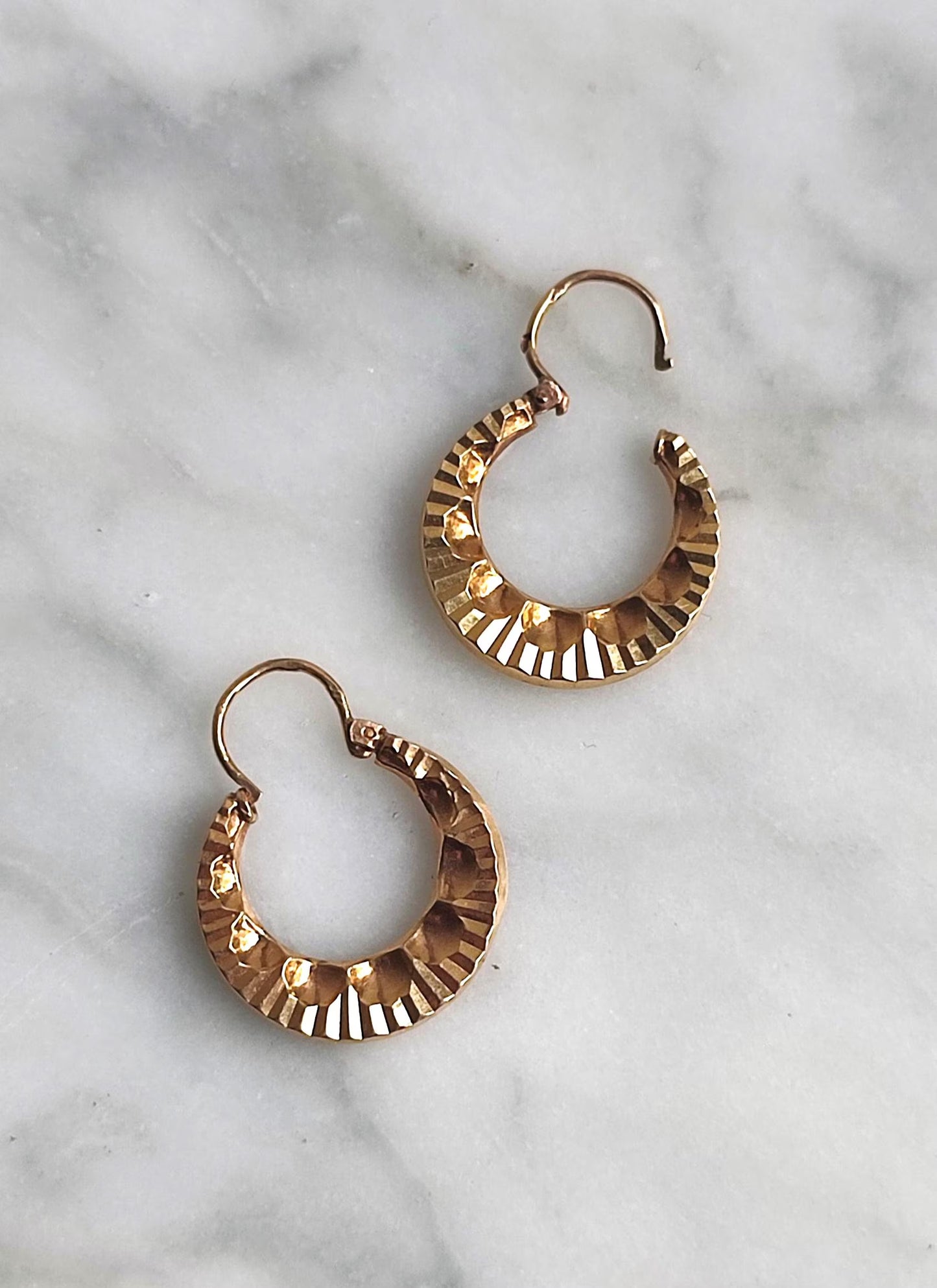 Créoles vintage texturées striées en or jaune 18k, élégantes boucles d’oreilles anciennes