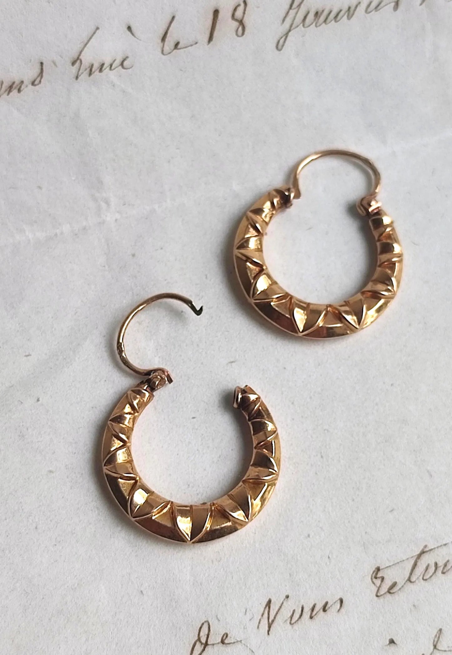 Créoles Vintage texturées en or 18K, Elégantes boucles d’oreilles anciennes