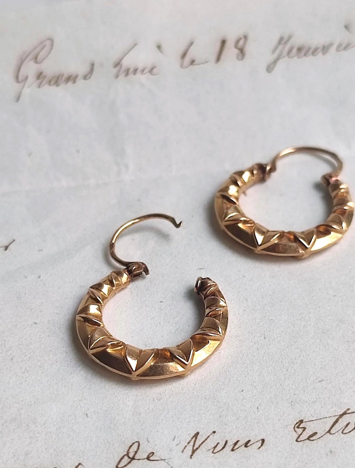 Créoles Vintage texturées en or 18K, Elégantes boucles d’oreilles anciennes