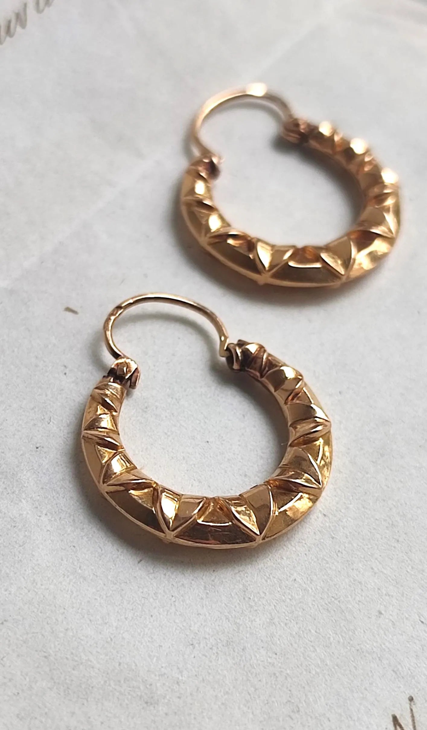 Créoles Vintage texturées en or 18K, Elégantes boucles d’oreilles anciennes