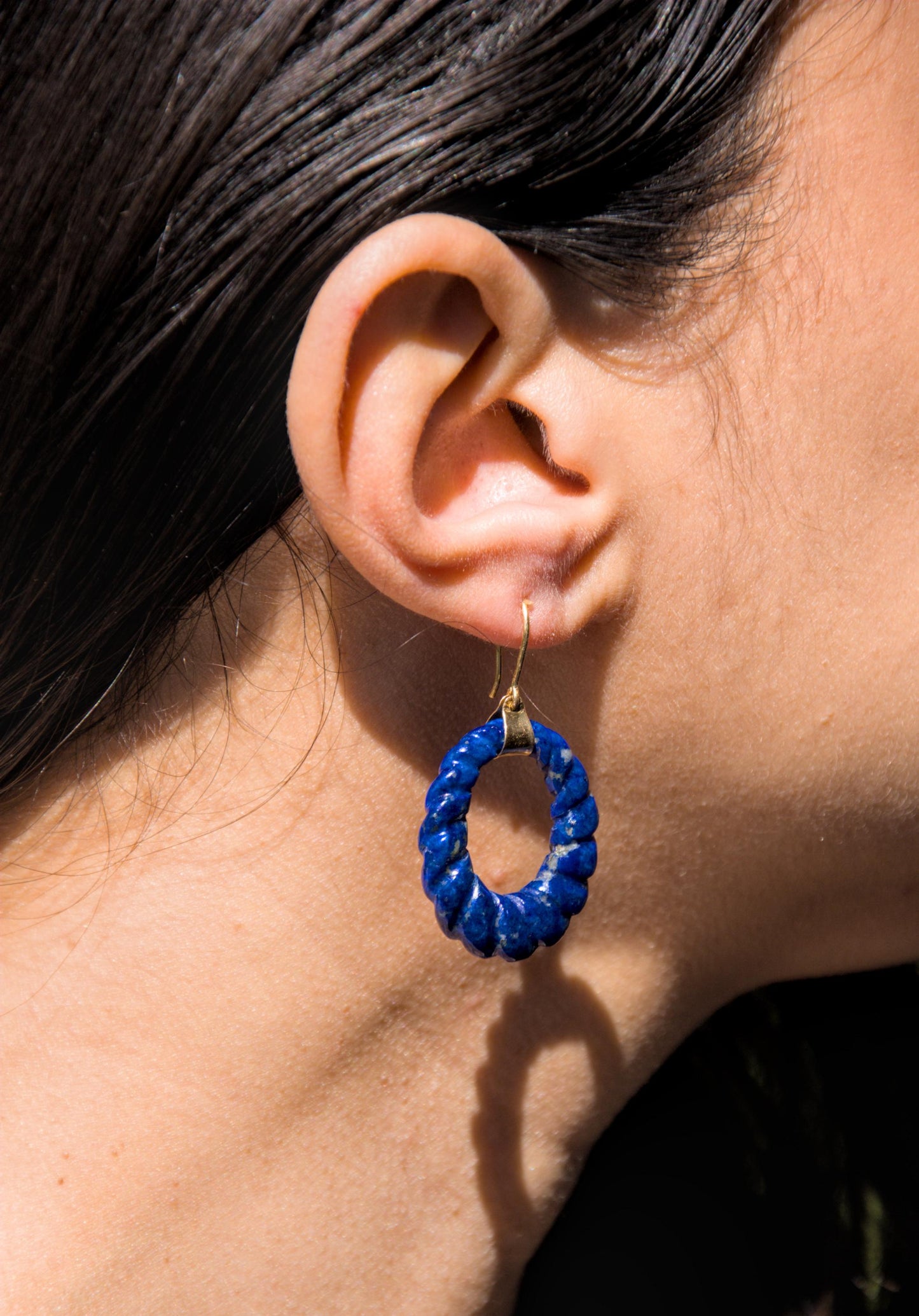 Boucle d'oreilles antique en or 18k et Lapis-lazuli sculptées en forme de créole godronné