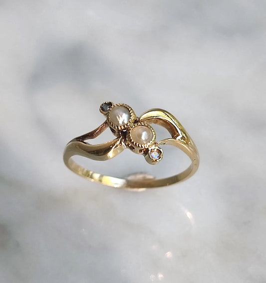 Bague ancienne “Toi et Moi” en or jaune, perles et diamants - bague Belle Époque