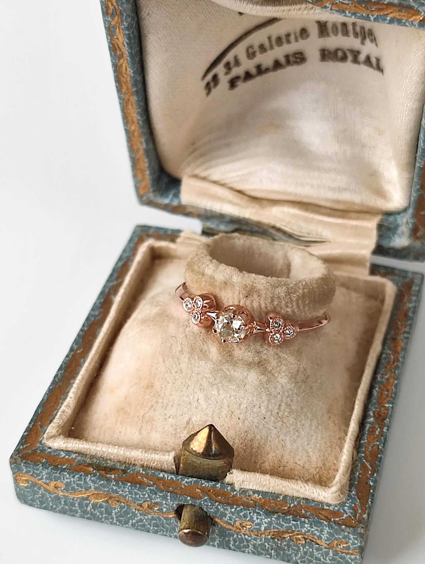 Bague solitaire diamant en or rose 18k motif trèfle - 19e siècle - bague de fiançailles ancienne