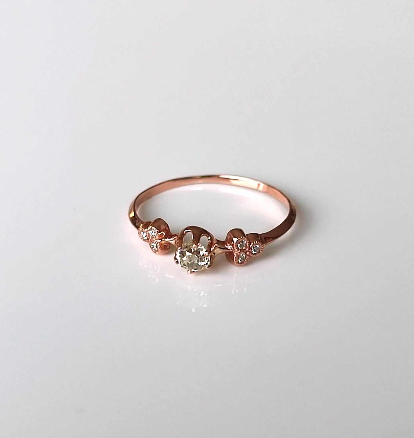 Bague solitaire diamant en or rose 18k motif trèfle - 19e siècle - bague de fiançailles ancienne