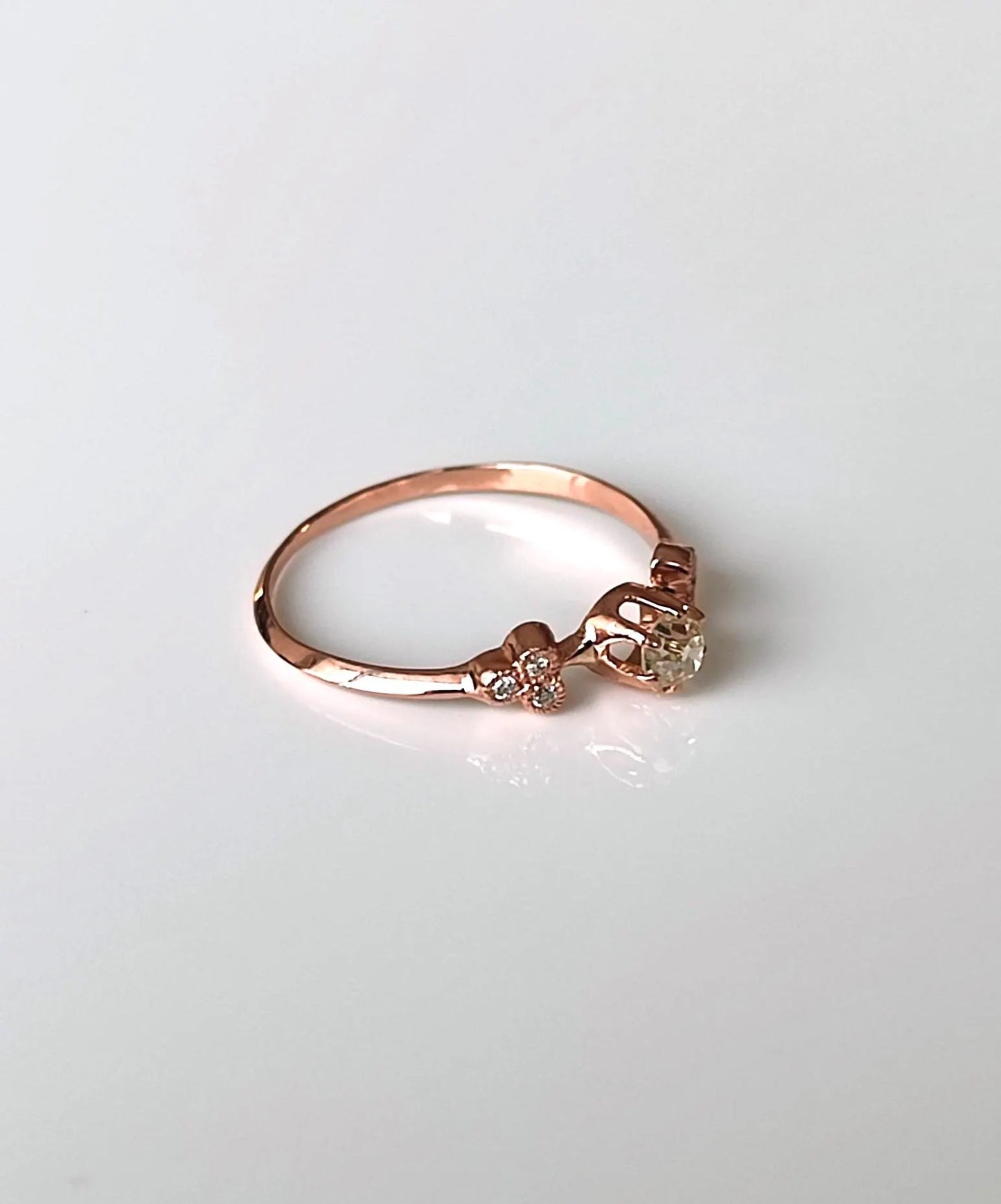 Bague solitaire diamant en or rose 18k motif trèfle - 19e siècle - bague de fiançailles ancienne