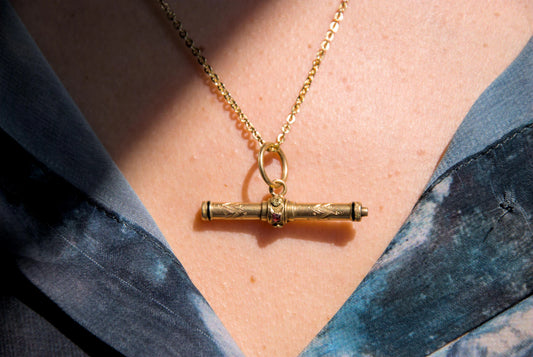 Pendentif clé de montre or jaune 18k ancienne, émail et grenats, pendentif T-bar 19e siècle