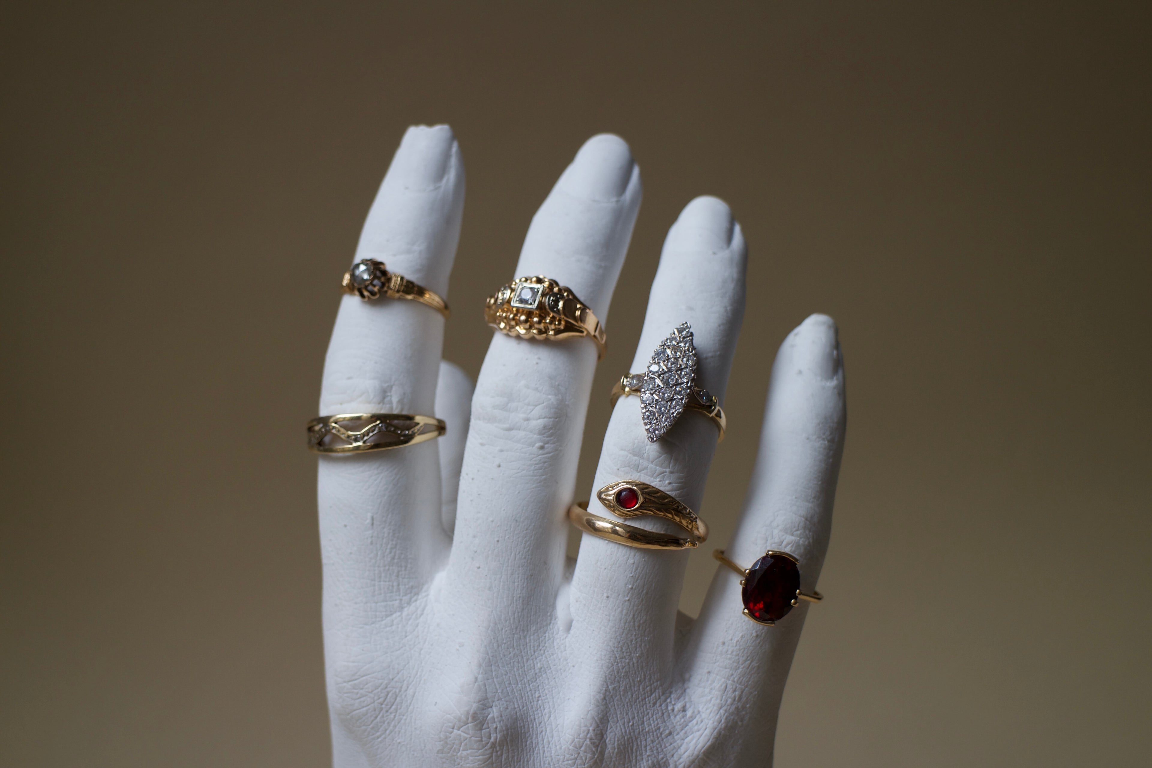 main en platre portant plusieurs bijoux anciens en or