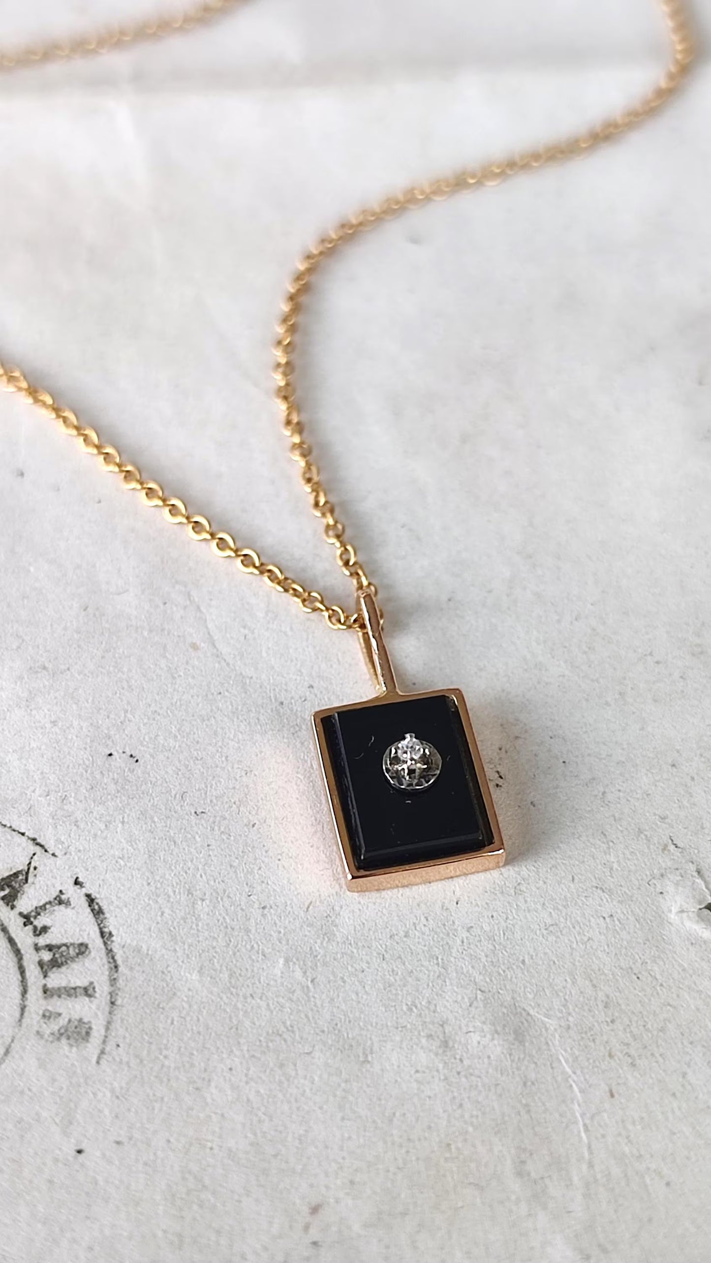 Pendentif ancien en or jaune et blanc 18k Art Déco , plaque d'onyx sertie d'un diamant