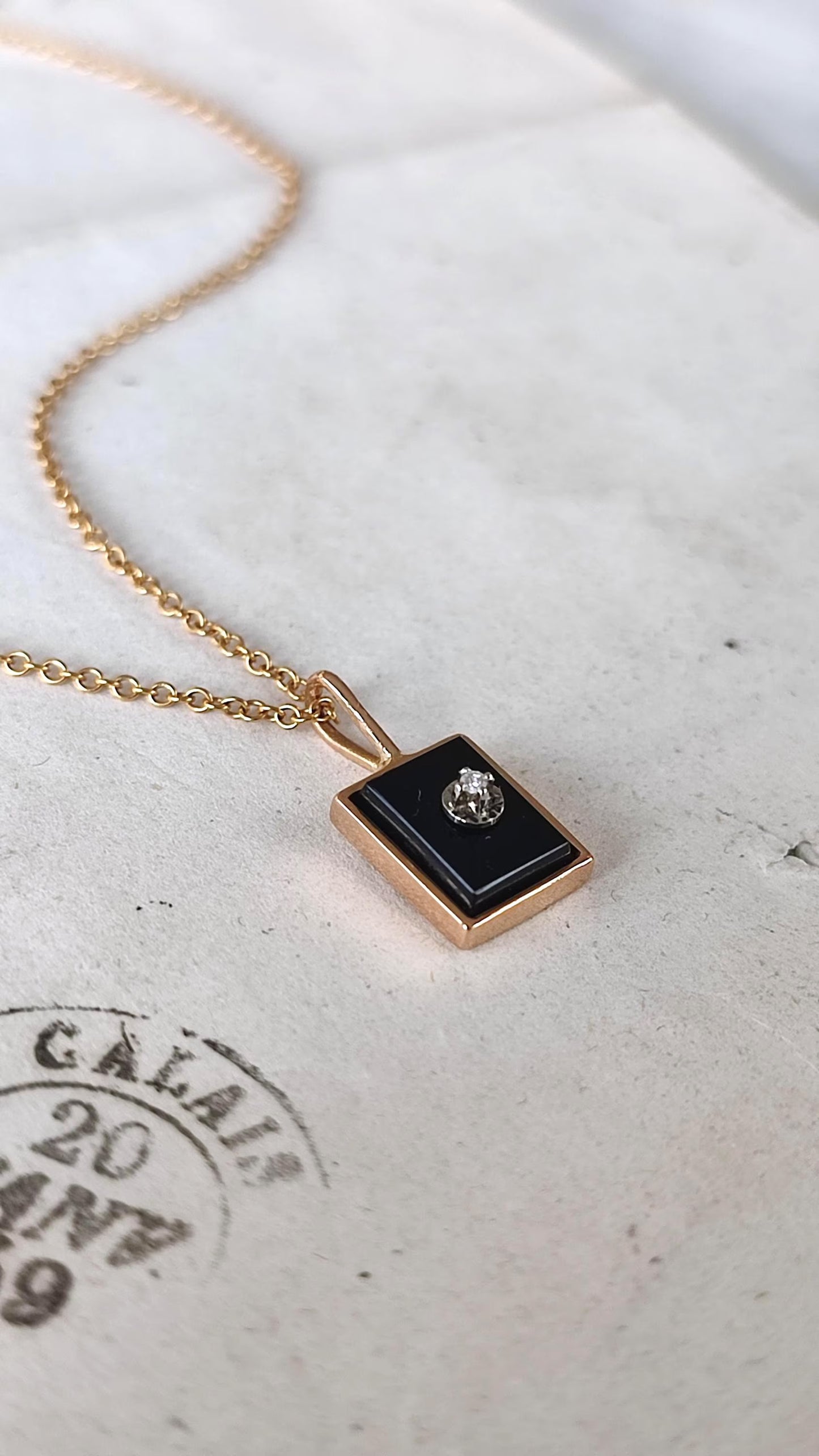 Pendentif ancien en or jaune et blanc 18k Art Déco , plaque d'onyx sertie d'un diamant