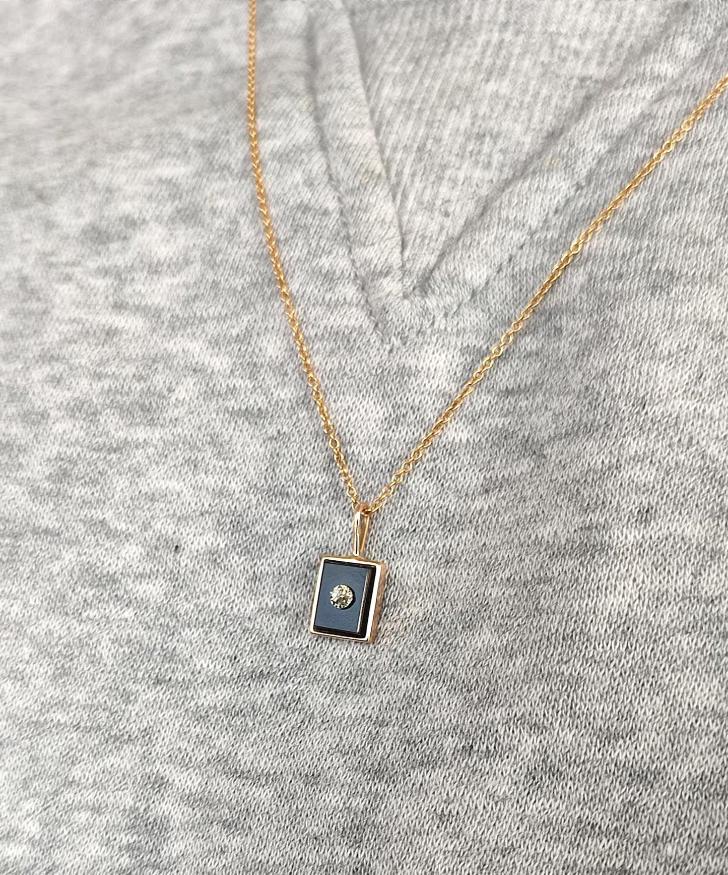 Pendentif ancien en or jaune et blanc 18k Art Déco , plaque d'onyx sertie d'un diamant