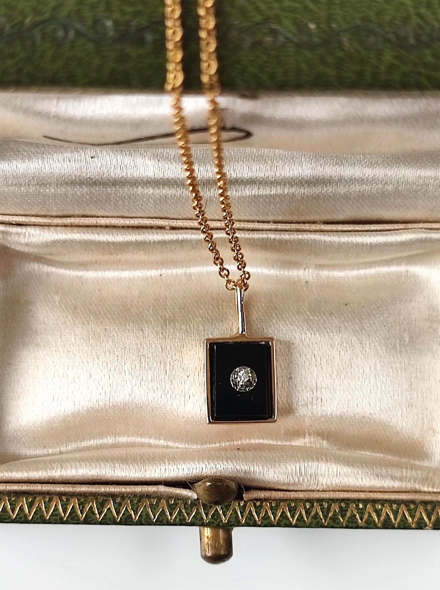 Pendentif ancien en or jaune et blanc 18k Art Déco , plaque d'onyx sertie d'un diamant