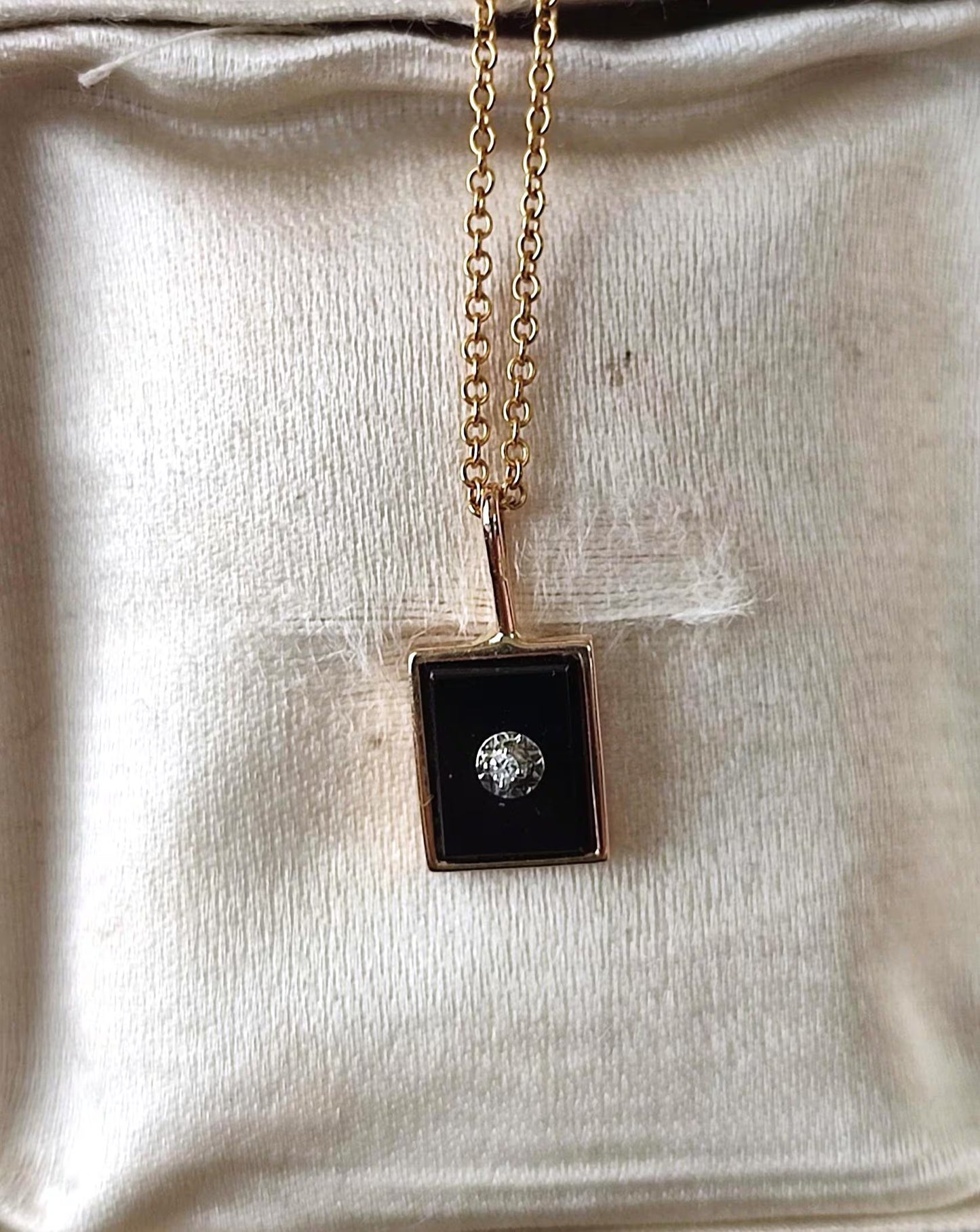 Pendentif ancien en or jaune et blanc 18k Art Déco , plaque d'onyx sertie d'un diamant