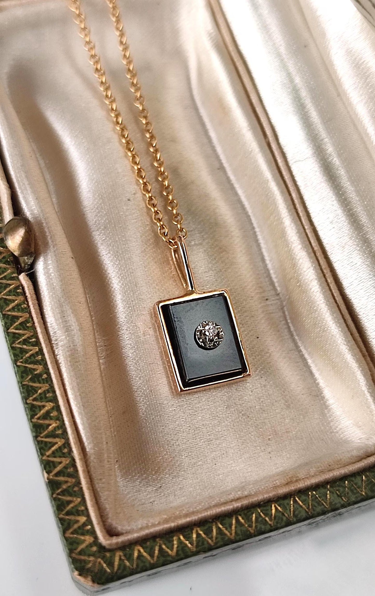 Pendentif ancien en or jaune et blanc 18k Art Déco , plaque d'onyx sertie d'un diamant