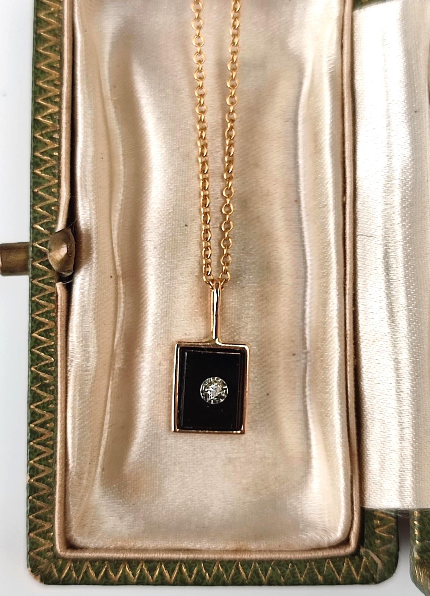 Pendentif ancien en or jaune et blanc 18k Art Déco , plaque d'onyx sertie d'un diamant