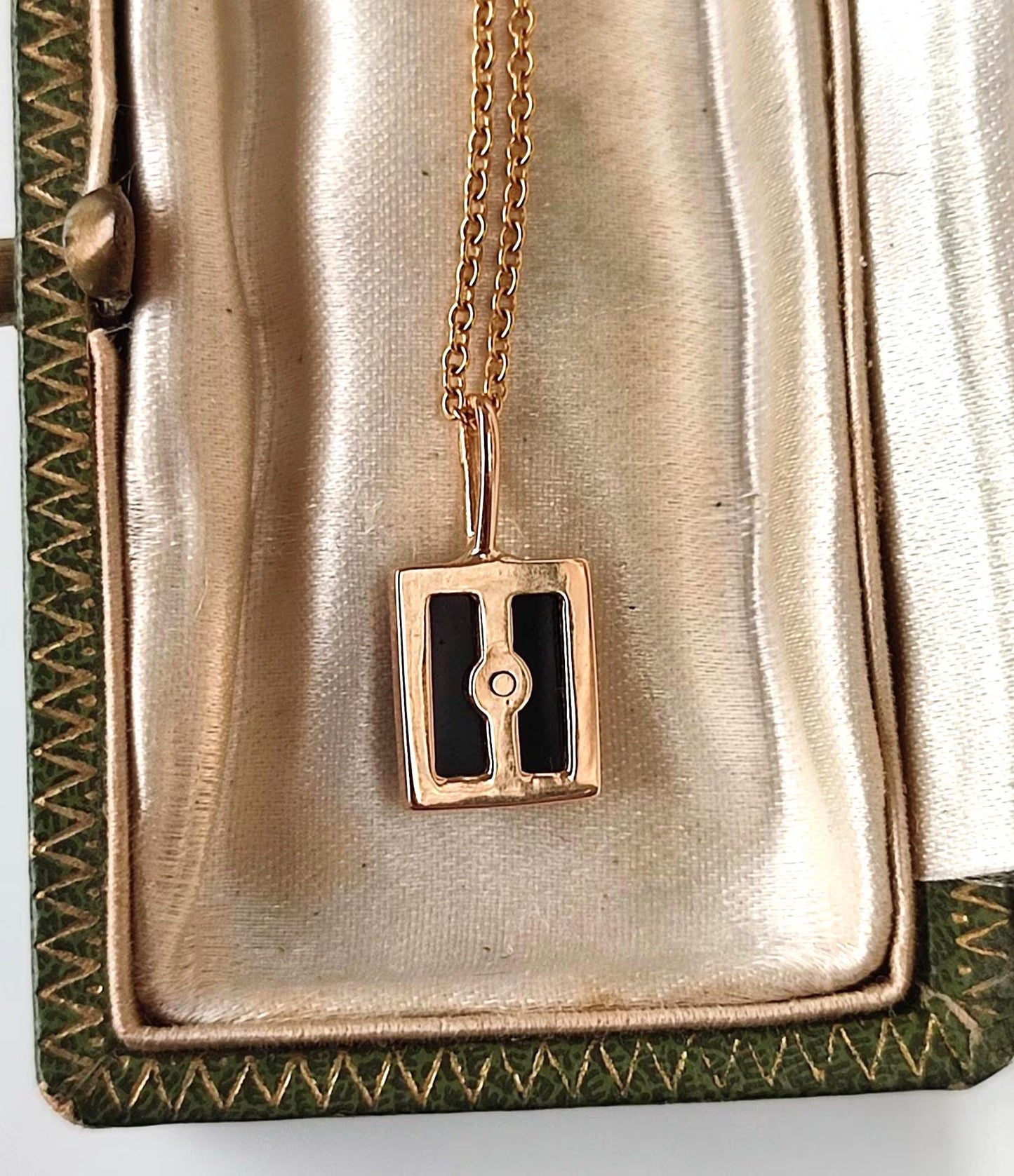 Pendentif ancien en or jaune et blanc 18k Art Déco , plaque d'onyx sertie d'un diamant