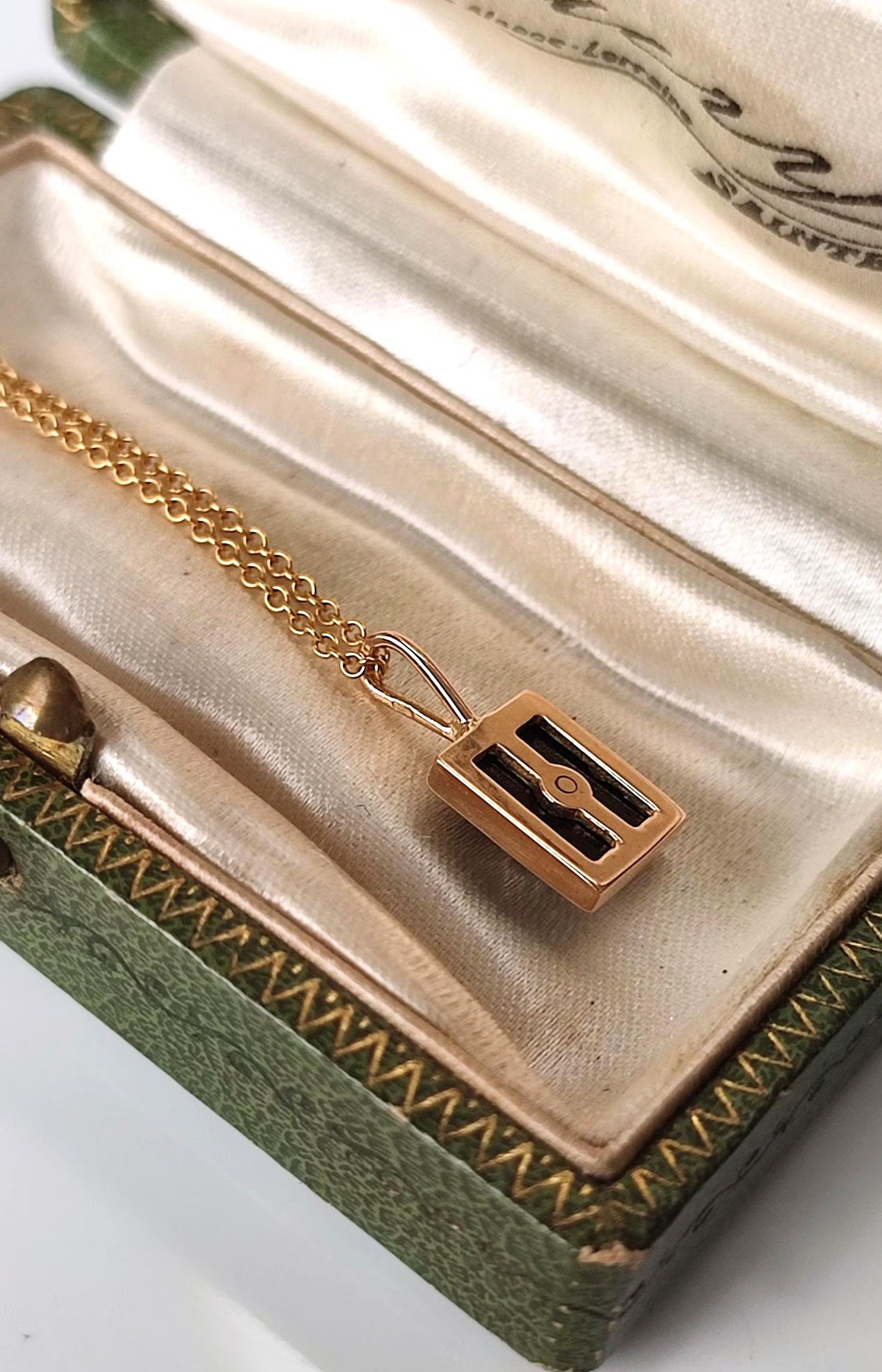 Pendentif ancien en or jaune et blanc 18k Art Déco , plaque d'onyx sertie d'un diamant