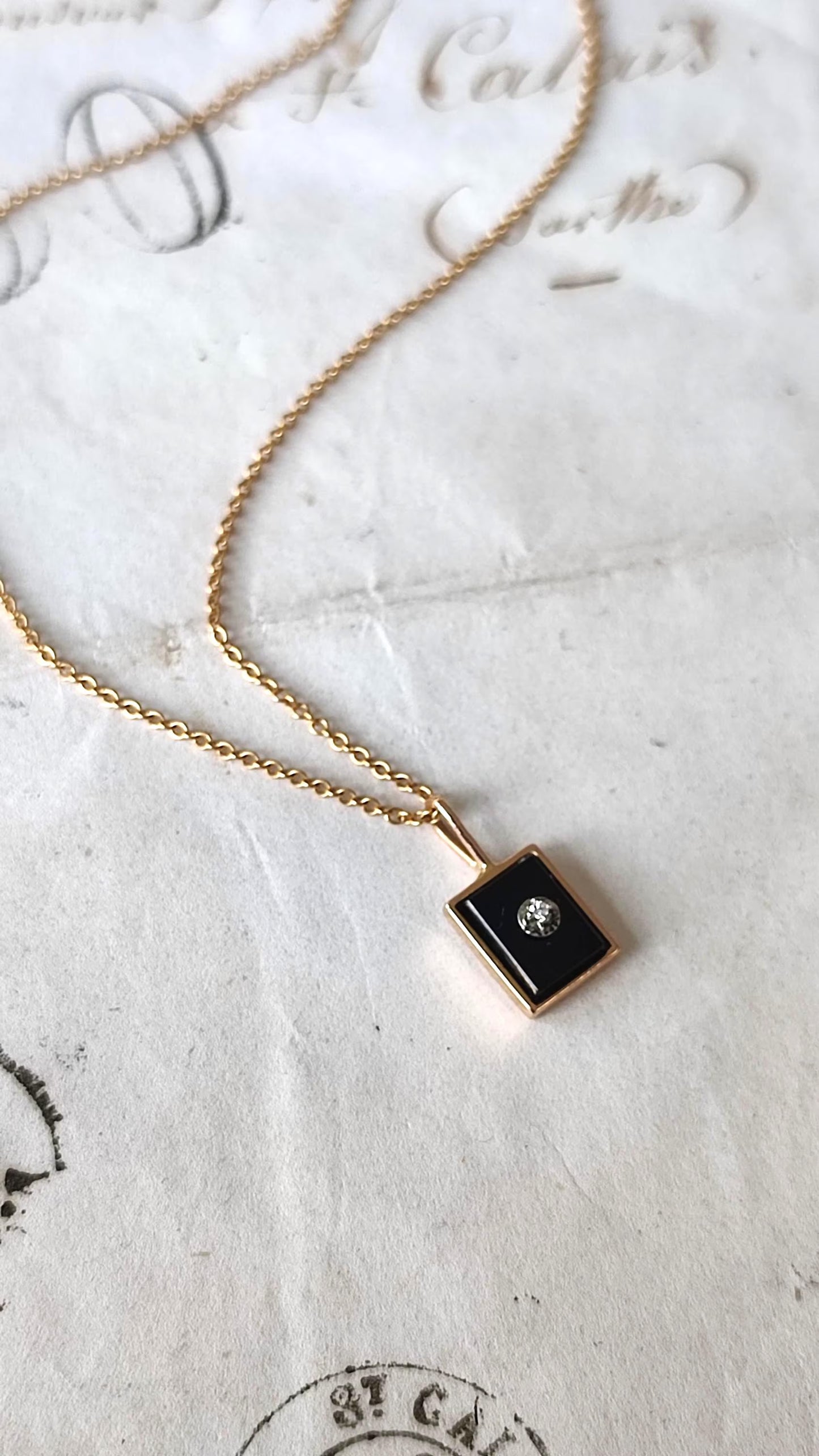 Pendentif ancien en or jaune et blanc 18k Art Déco , plaque d'onyx sertie d'un diamant