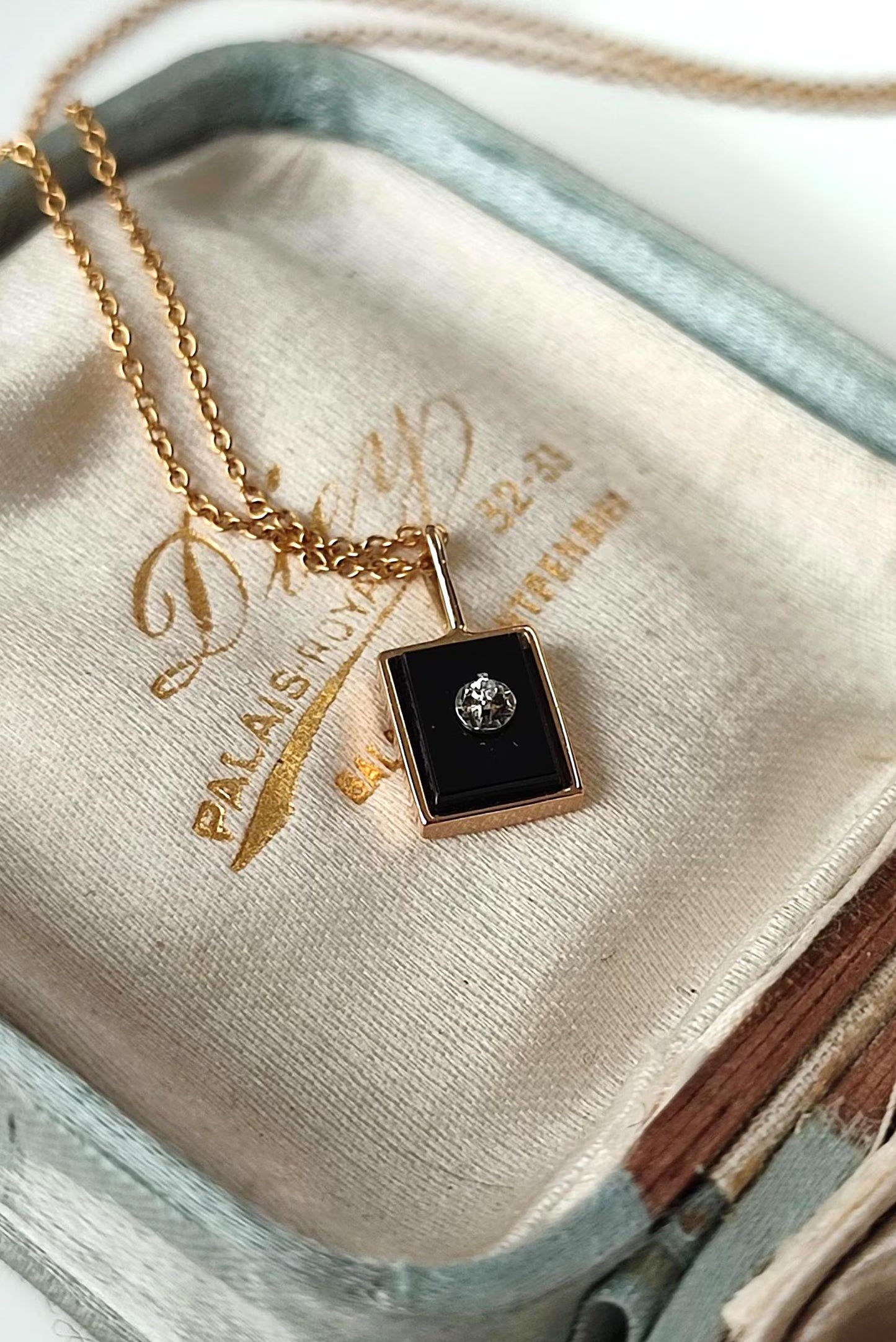 Pendentif ancien en or jaune et blanc 18k Art Déco , plaque d'onyx sertie d'un diamant