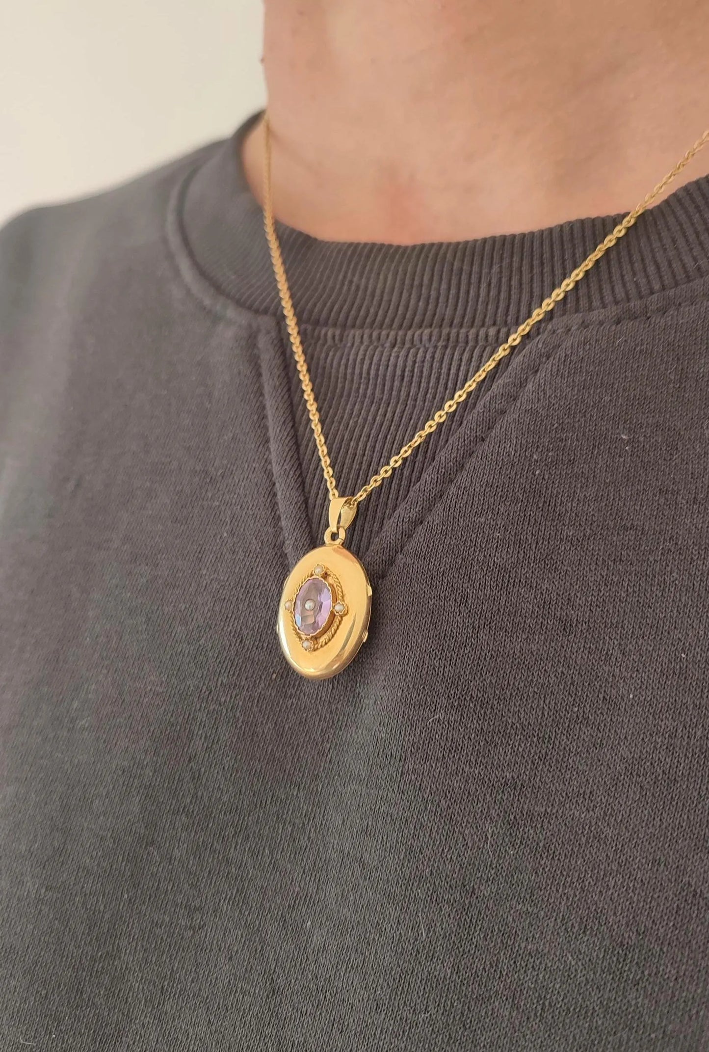 Médaillon ancien porte-photo ouvrant en or jaune 18K, améthyste et perles fines - pendentif romantique XIXe siècle