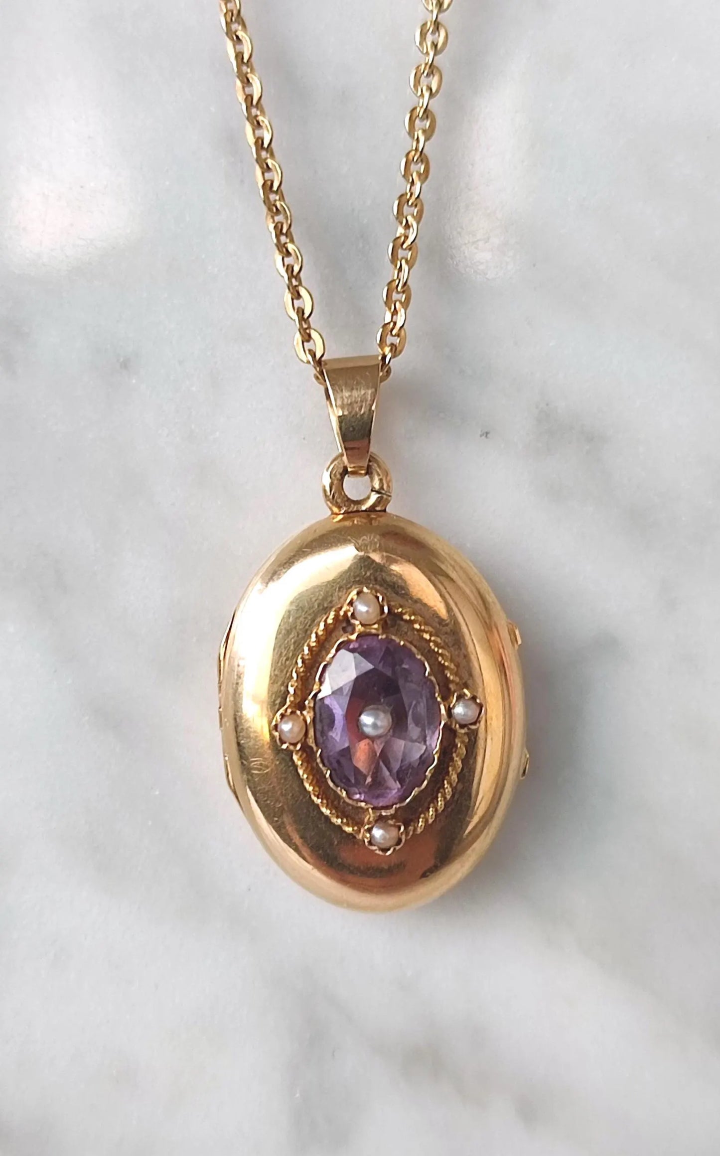 Médaillon ancien porte-photo ouvrant en or jaune 18K, améthyste et perles fines - pendentif romantique XIXe siècle