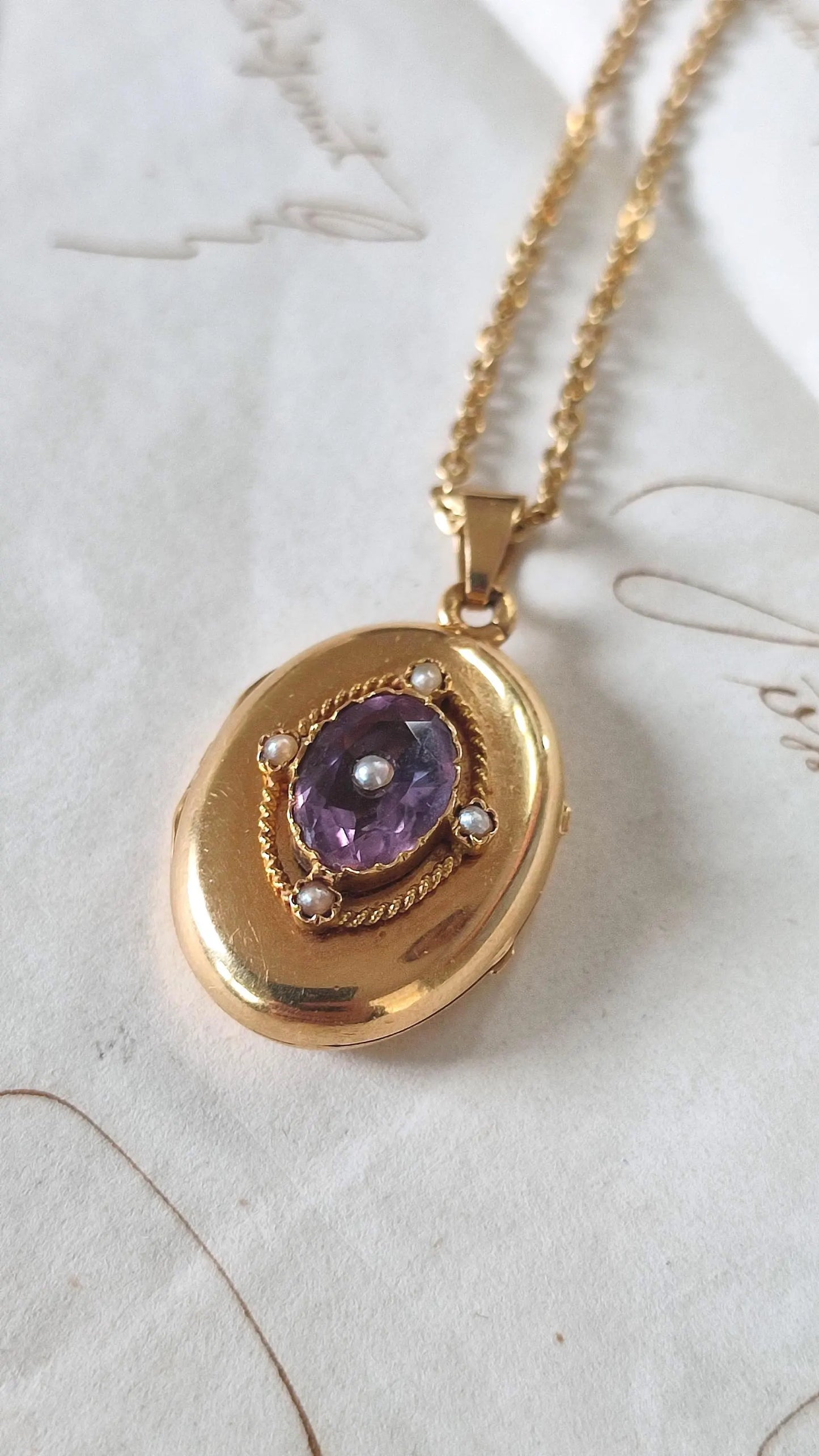 Médaillon ancien porte-photo ouvrant en or jaune 18K, améthyste et perles fines - pendentif romantique XIXe siècle