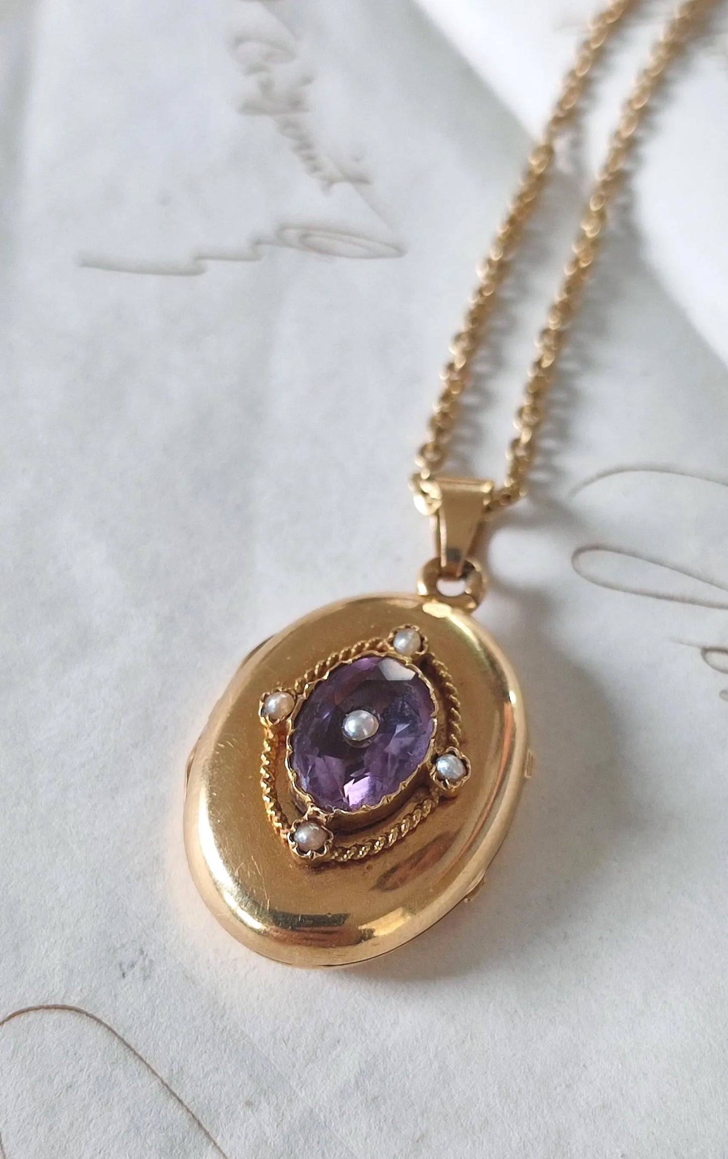 Médaillon ancien porte-photo ouvrant en or jaune 18K, améthyste et perles fines - pendentif romantique XIXe siècle