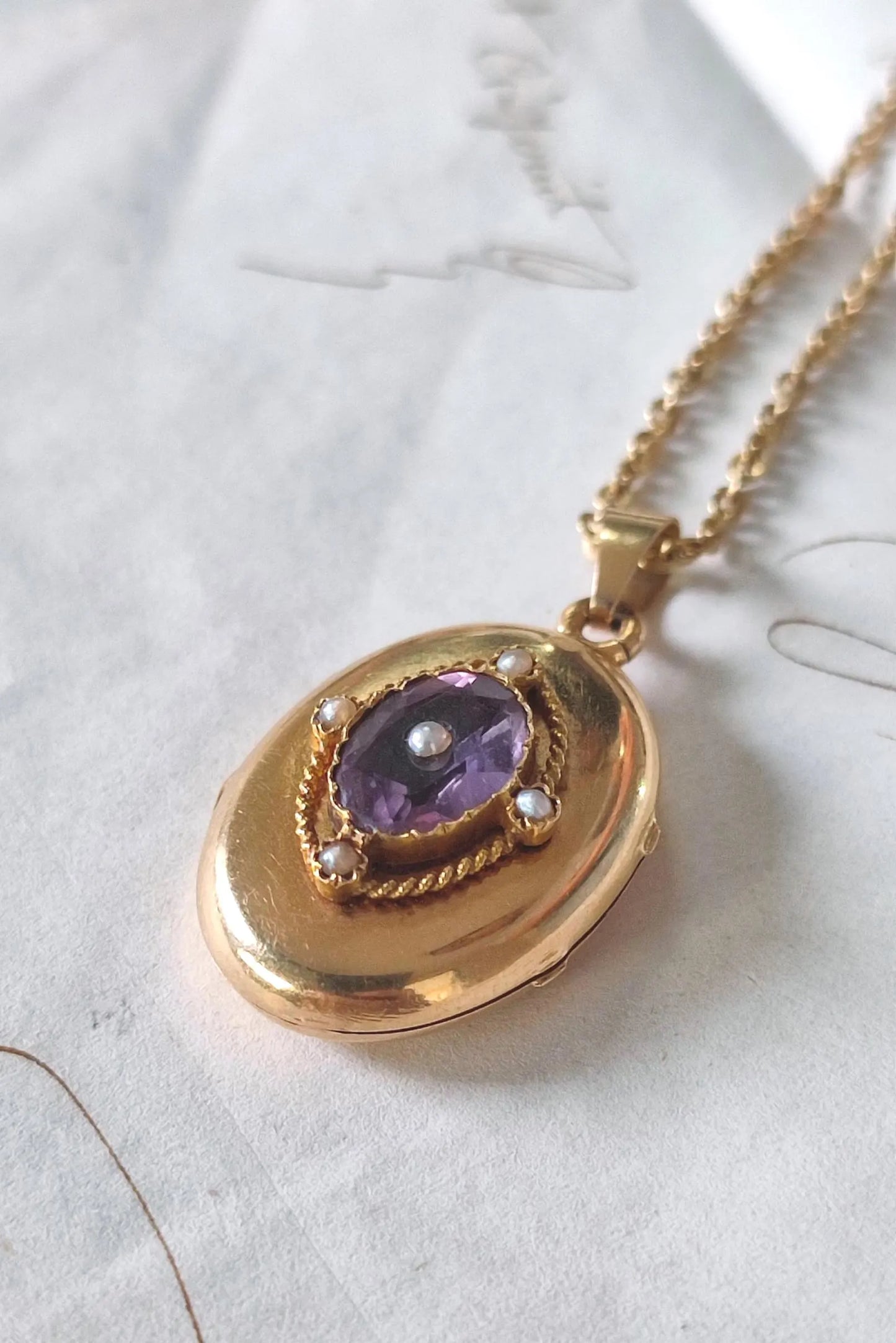 Médaillon ancien porte-photo ouvrant en or jaune 18K, améthyste et perles fines - pendentif romantique XIXe siècle