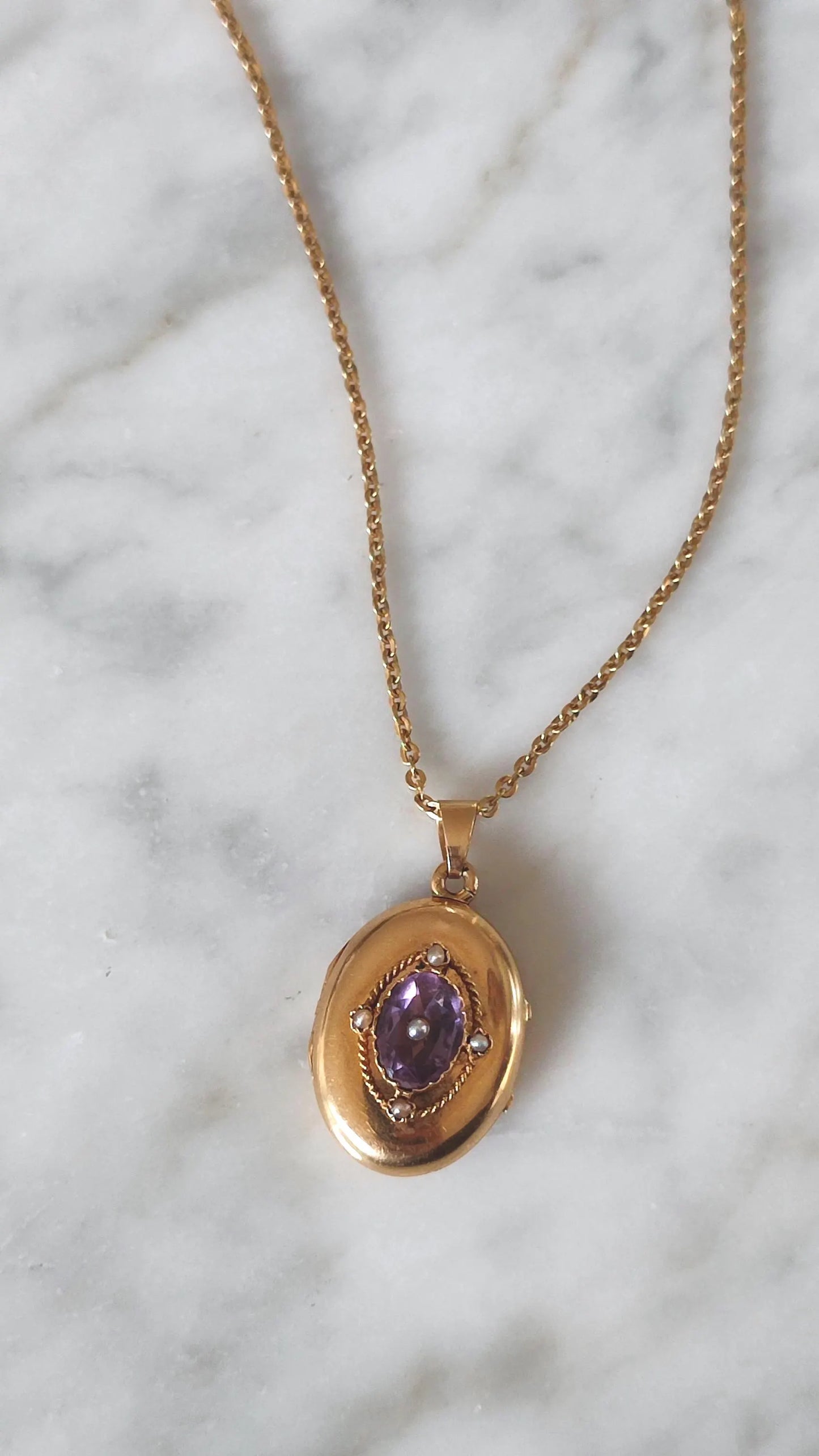 Médaillon ancien porte-photo ouvrant en or jaune 18K, améthyste et perles fines - pendentif romantique XIXe siècle