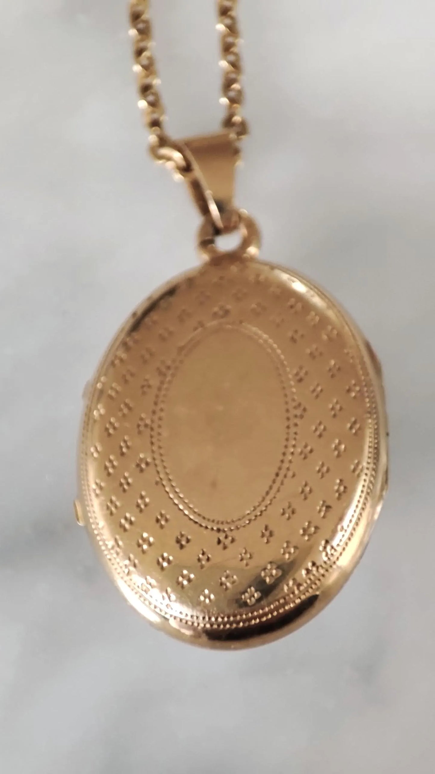 Médaillon ancien porte-photo ouvrant en or jaune 18K, améthyste et perles fines - pendentif romantique XIXe siècle