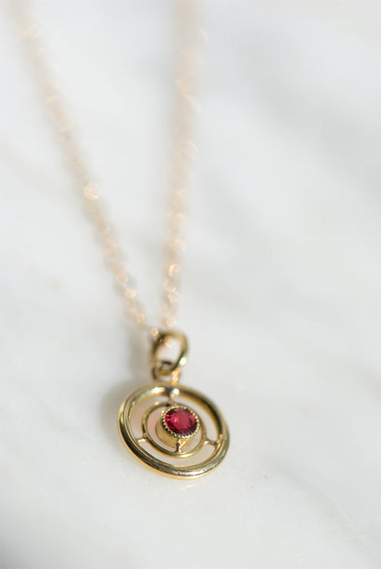 Pendentif cercles concentriques en or jaune 18k avec grenat naturel
