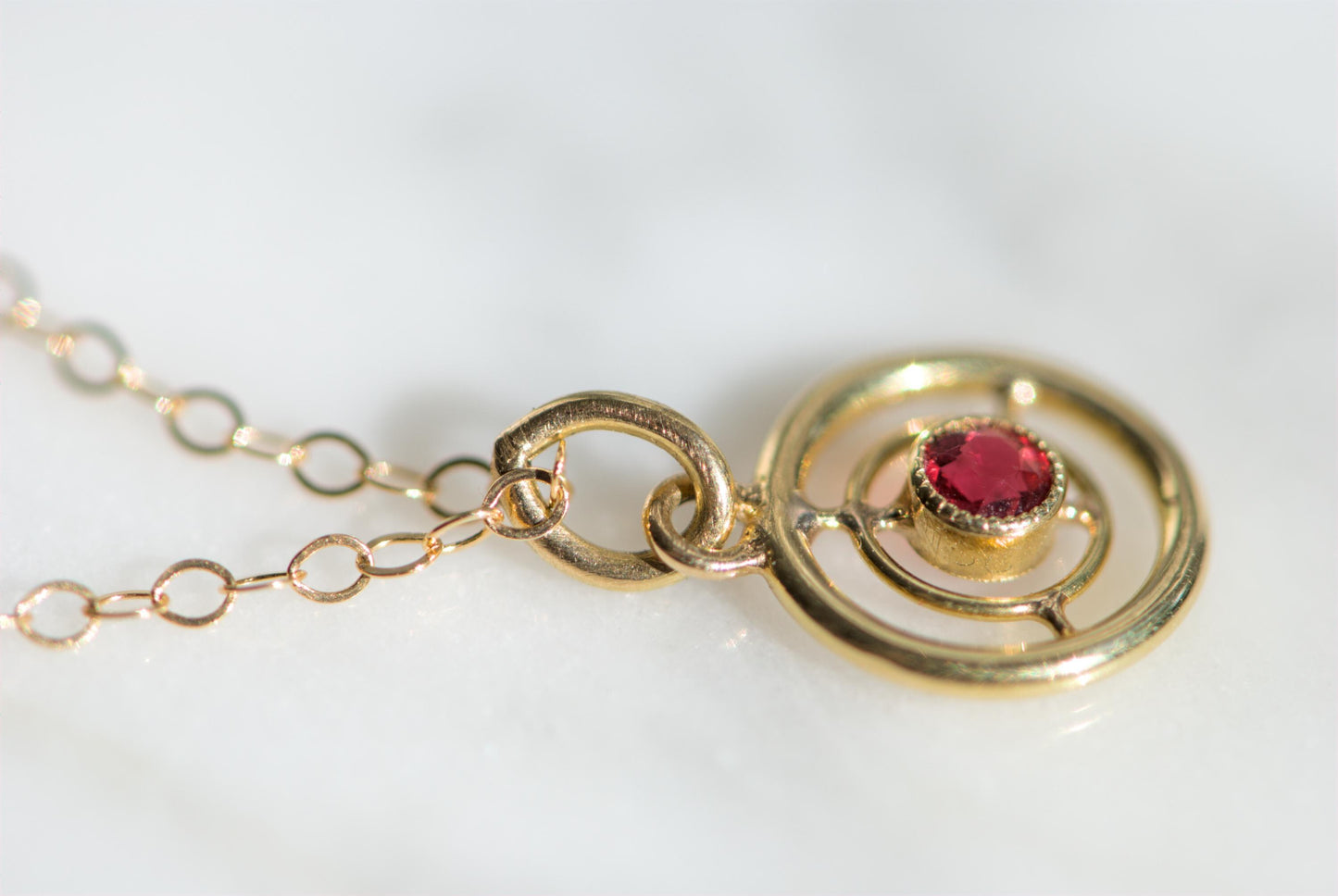 Pendentif cercles concentriques en or jaune 18k avec grenat naturel